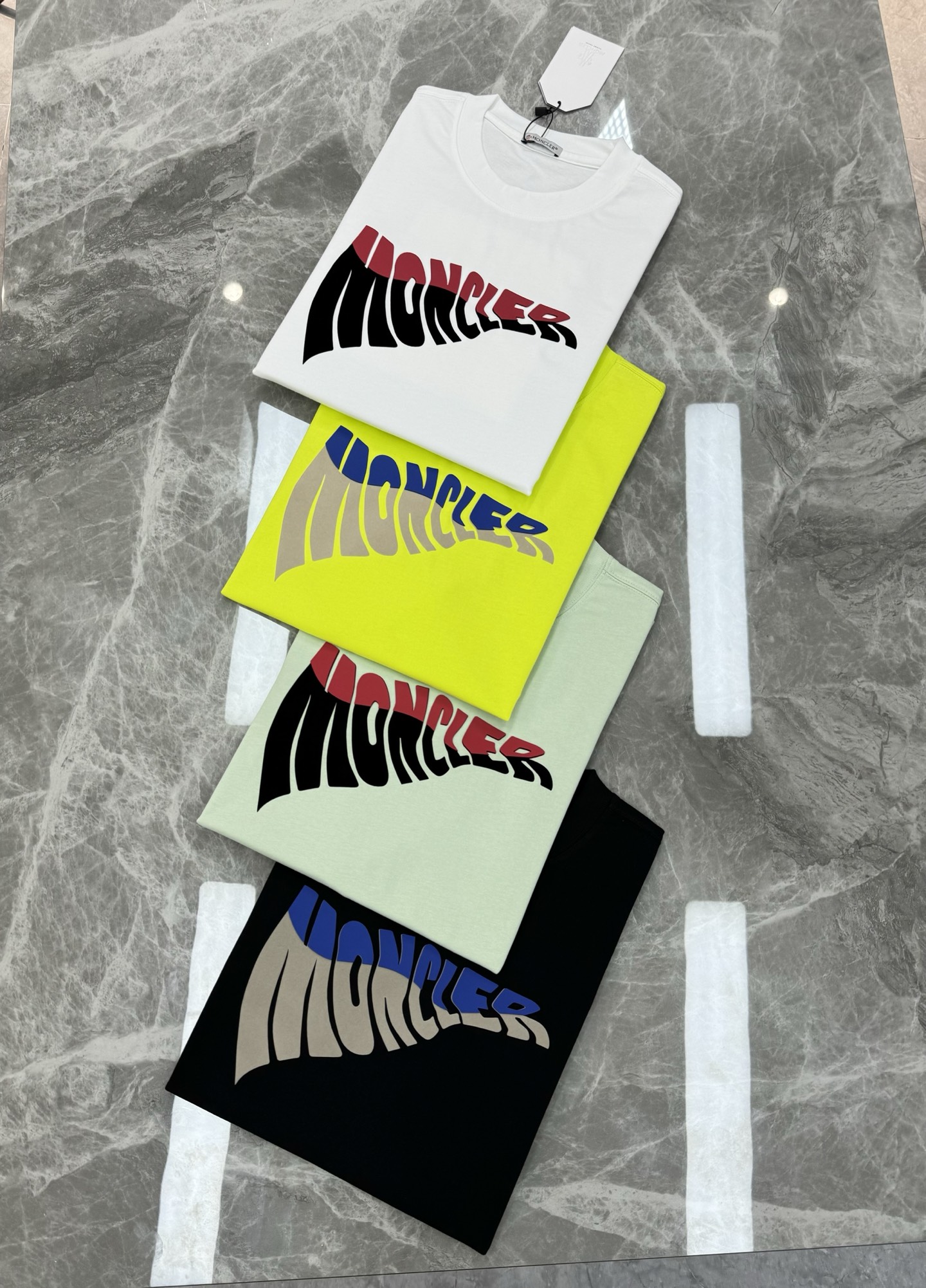 。🌾 Moncle*蒙口新款潮牌T恤.男女同款！胸口经典品牌字母图形立体视觉.经典款式烫画设计.耐看时尚