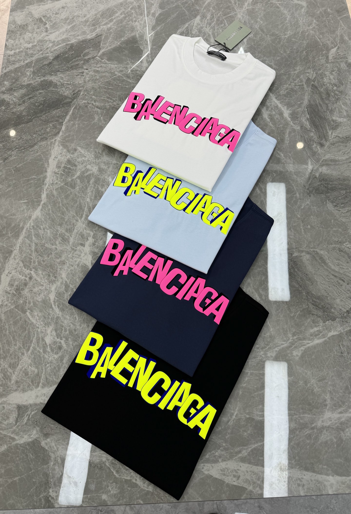 。🌾 BALENCIAG*巴黎世家新款潮牌T恤.男女同款推荐！230g纯棉面料，柔软舒适.透气吸汗.上身