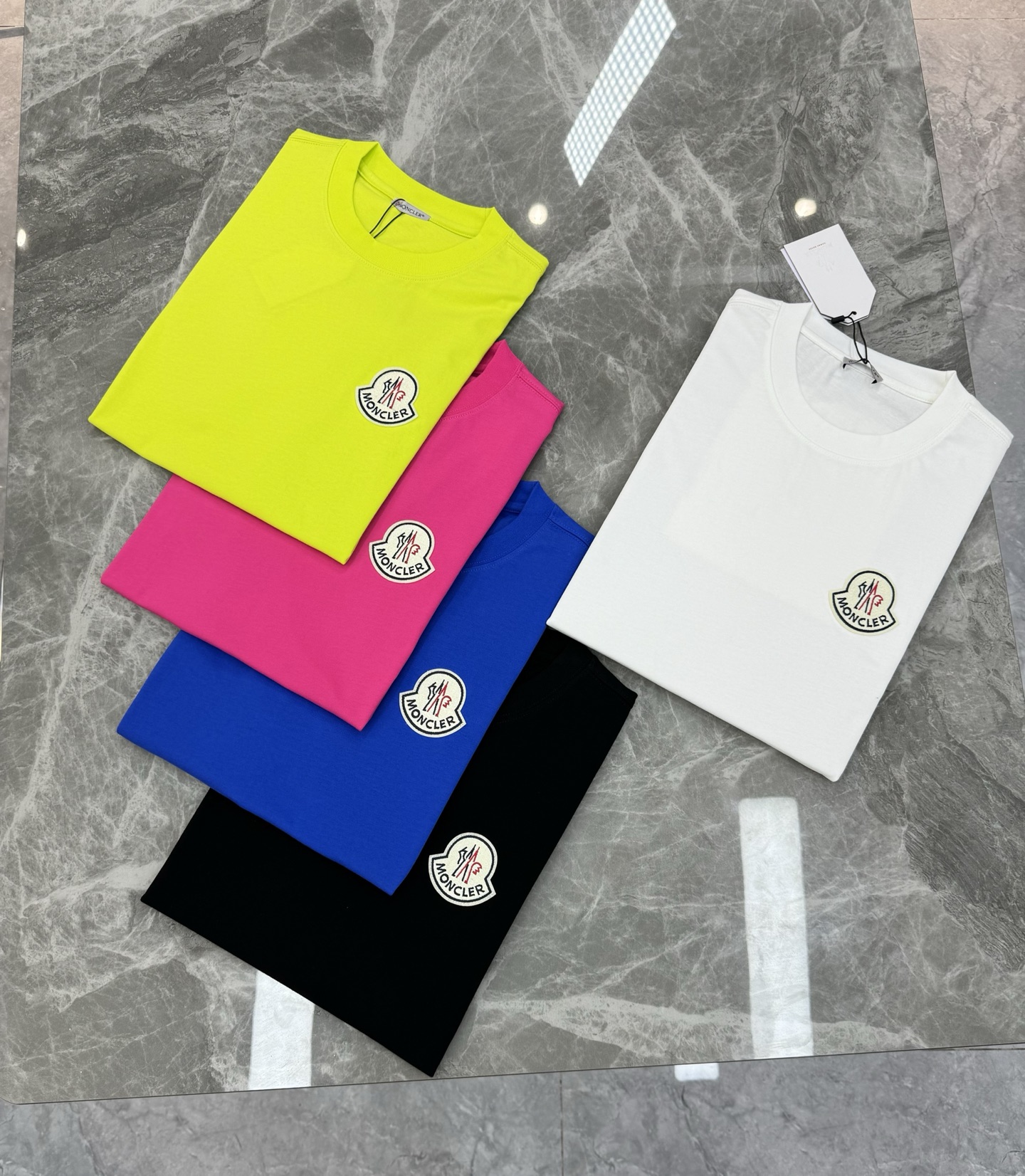 。🌾 Moncle*蒙口新款潮牌T恤.可搭配套装.男女同款❤️经典小帽子绣花设计.色彩丰富.不但减龄而且