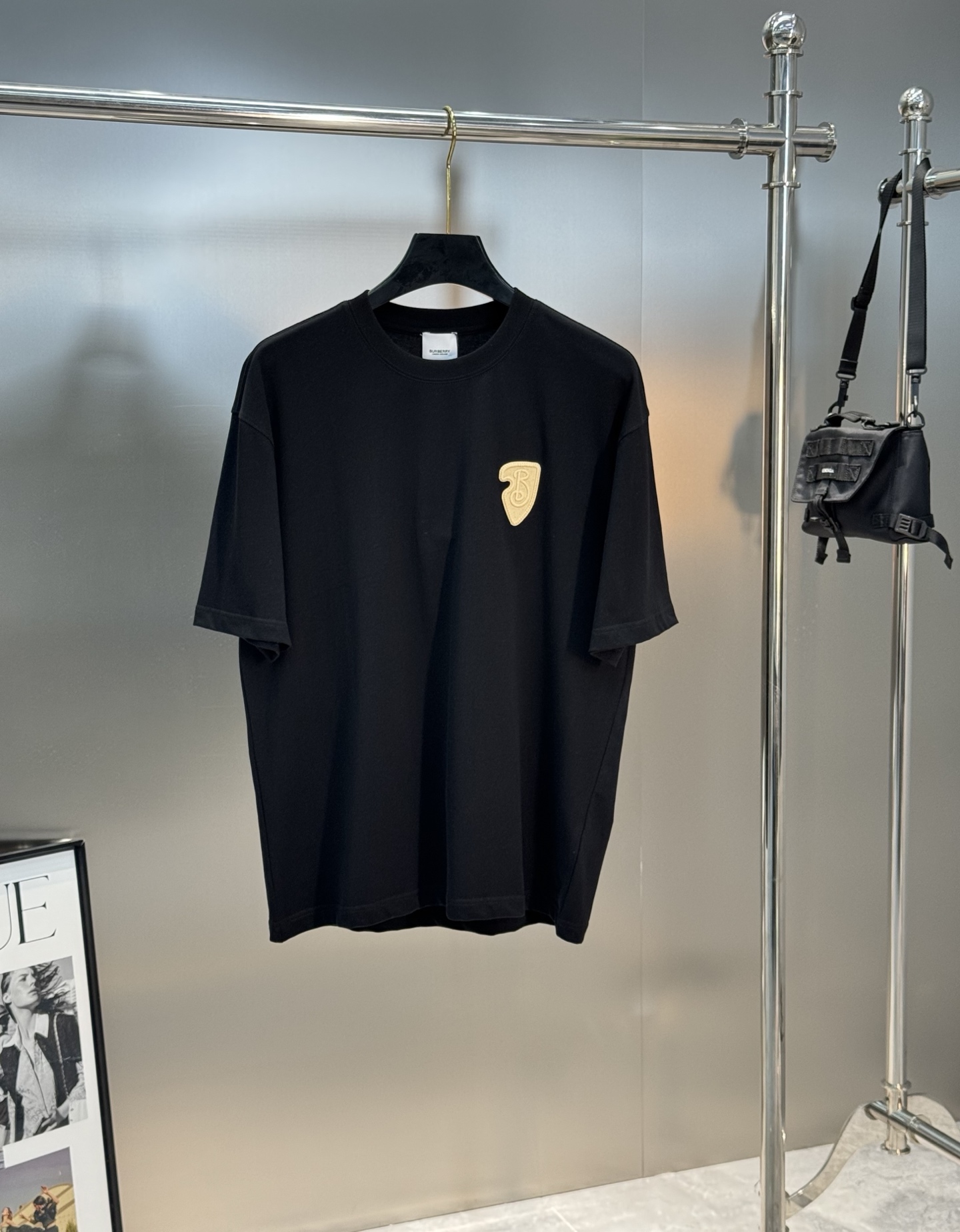 。🌾 BBR*巴宝莉潮牌新品短袖T恤，宽松版型男女同款❤️新款造型立体刺绣🪡工艺.帅气时尚，简约百搭款。