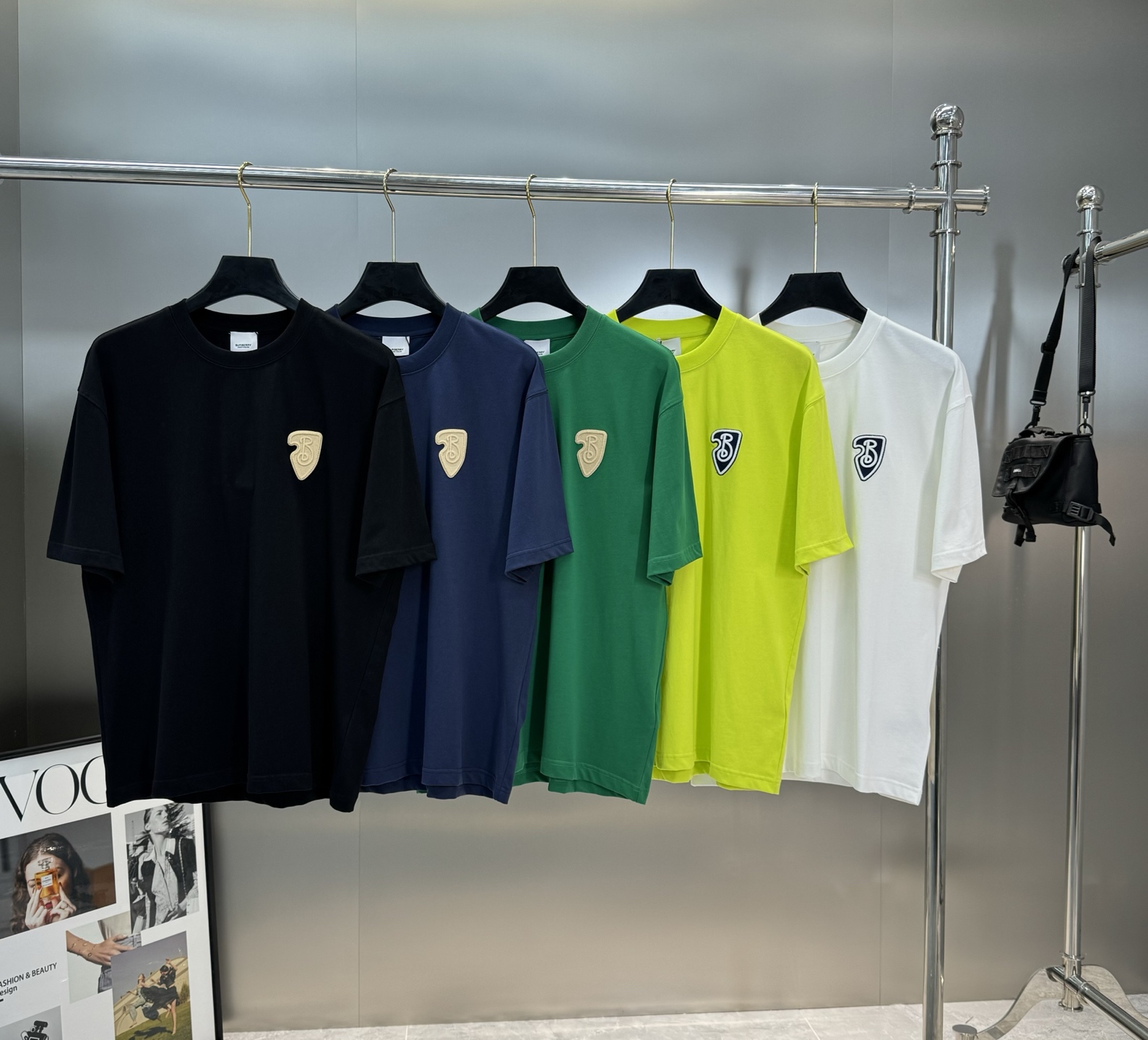 。🌾 BBR*巴宝莉潮牌新品短袖T恤，宽松版型男女同款❤️新款造型立体刺绣🪡工艺.帅气时尚，简约百搭款。