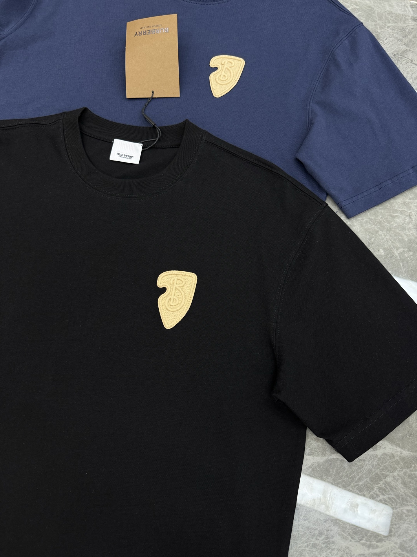 。🌾 BBR*巴宝莉潮牌新品短袖T恤，宽松版型男女同款❤️新款造型立体刺绣🪡工艺.帅气时尚，简约百搭款。