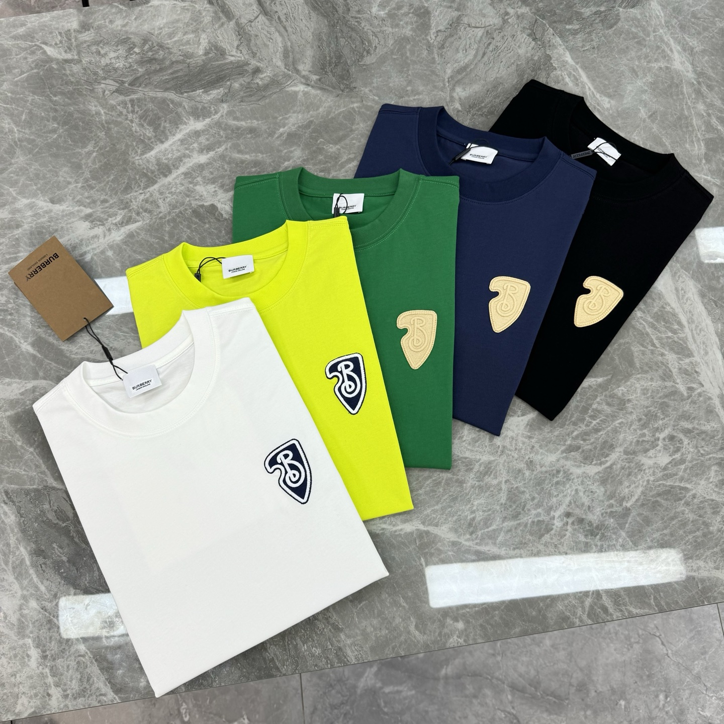 。🌾 BBR*巴宝莉潮牌新品短袖T恤，宽松版型男女同款❤️新款造型立体刺绣🪡工艺.帅气时尚，简约百搭款。