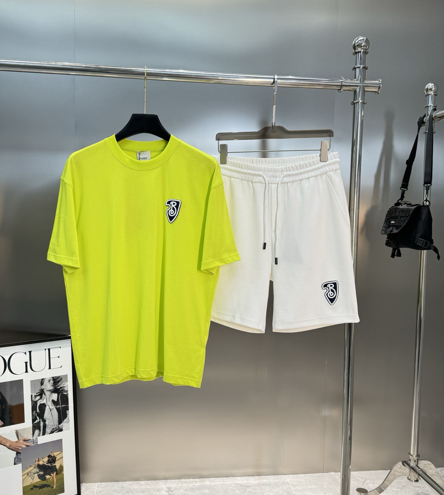 。🌾 BBR*巴宝莉潮牌新品短袖T恤，宽松版型男女同款❤️新款造型立体刺绣🪡工艺.帅气时尚，简约百搭款。