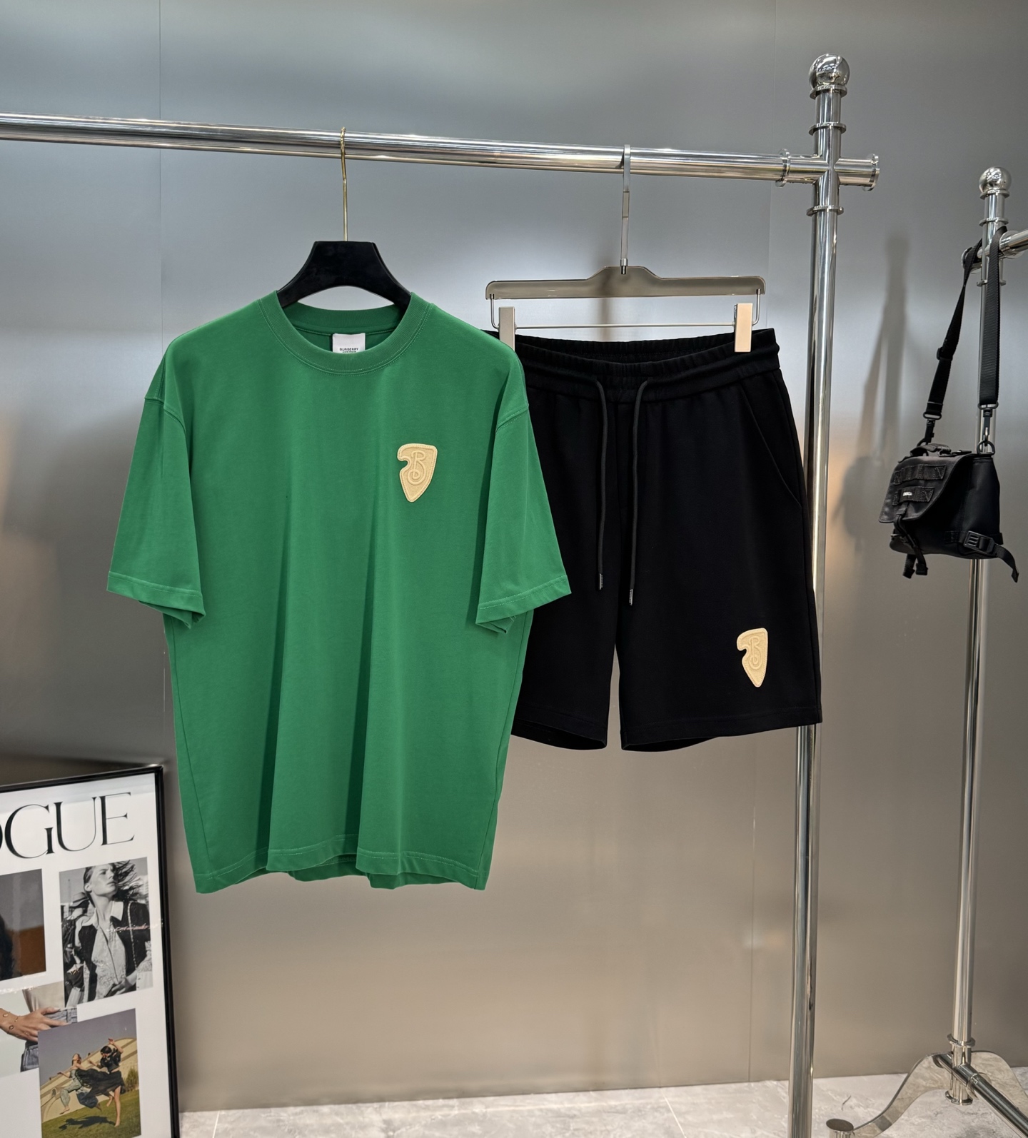 。🌾 BBR*巴宝莉潮牌新品短袖T恤，宽松版型男女同款❤️新款造型立体刺绣🪡工艺.帅气时尚，简约百搭款。