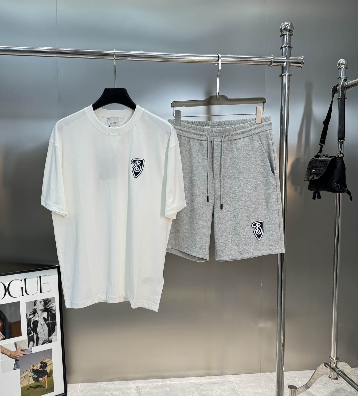 。🌾 BBR*巴宝莉潮牌新品短袖T恤，宽松版型男女同款❤️新款造型立体刺绣🪡工艺.帅气时尚，简约百搭款。