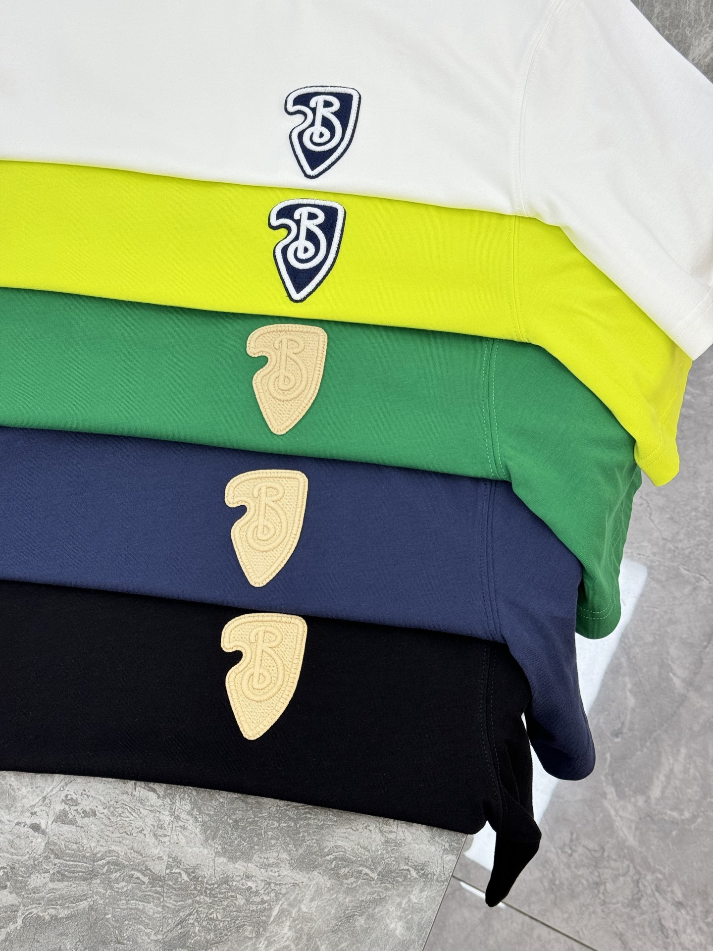 。🌾 BBR*巴宝莉潮牌新品短袖T恤，宽松版型男女同款❤️新款造型立体刺绣🪡工艺.帅气时尚，简约百搭款。