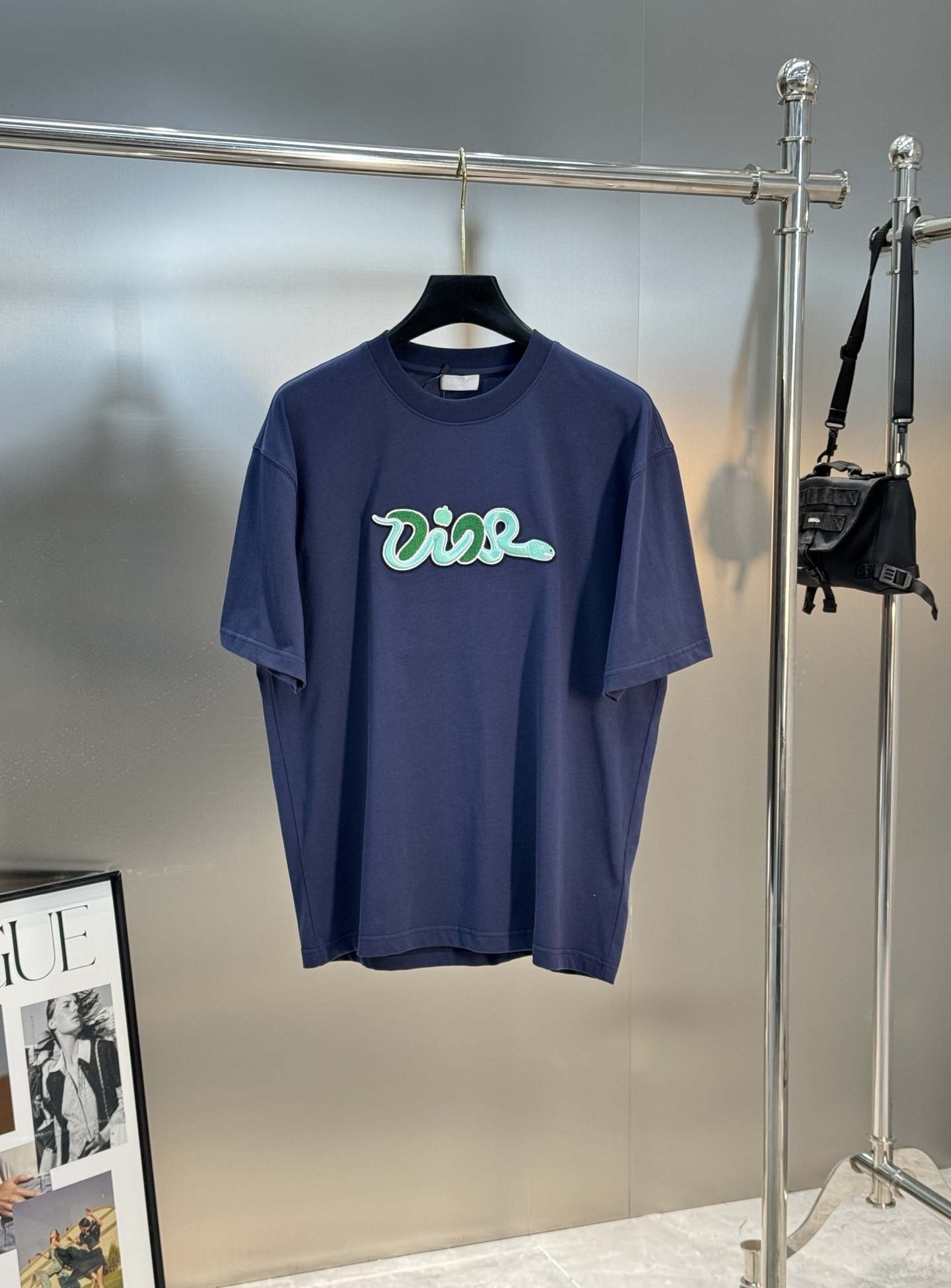 。🌾 DIO*R迪-奥25s新款潮牌情侣圆领T恤！胸口精致品牌字母图形绣花.立体有型.后背精致CD标签.