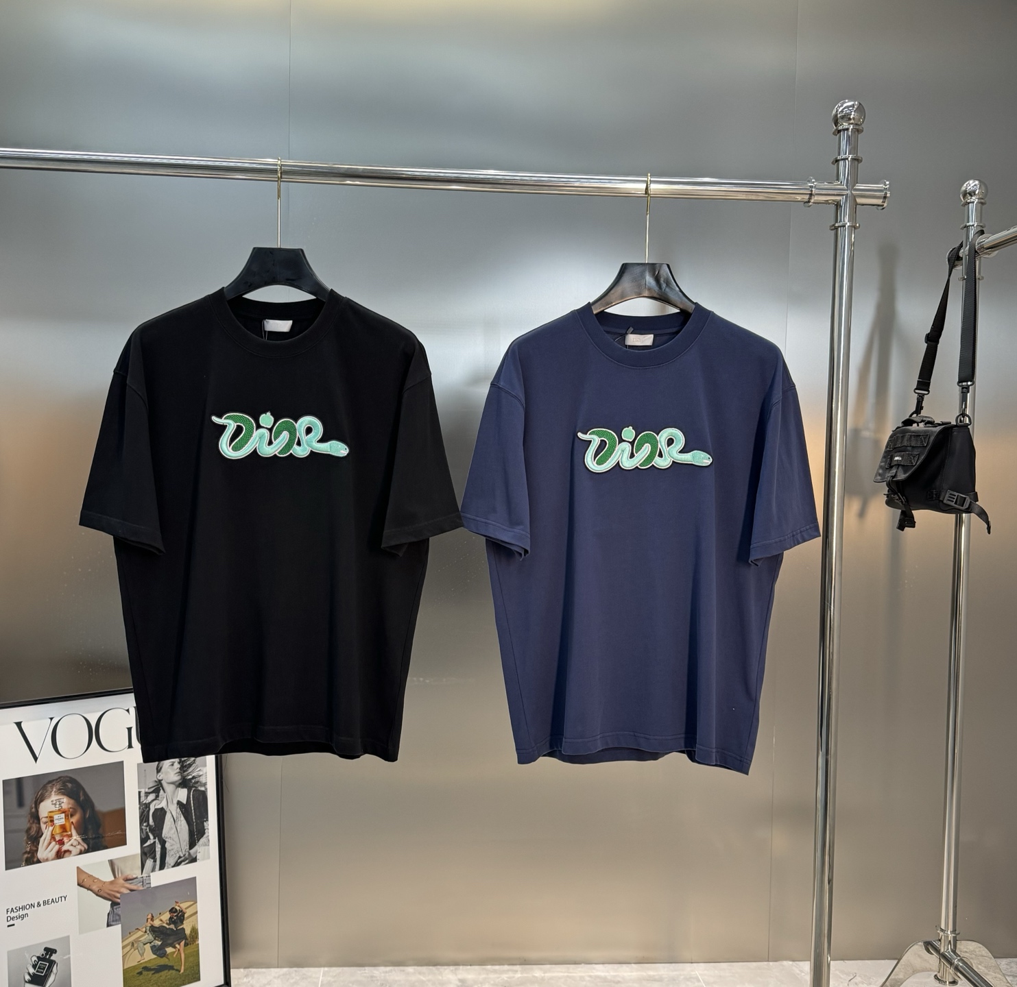 。🌾 DIO*R迪-奥25s新款潮牌情侣圆领T恤！胸口精致品牌字母图形绣花.立体有型.后背精致CD标签.