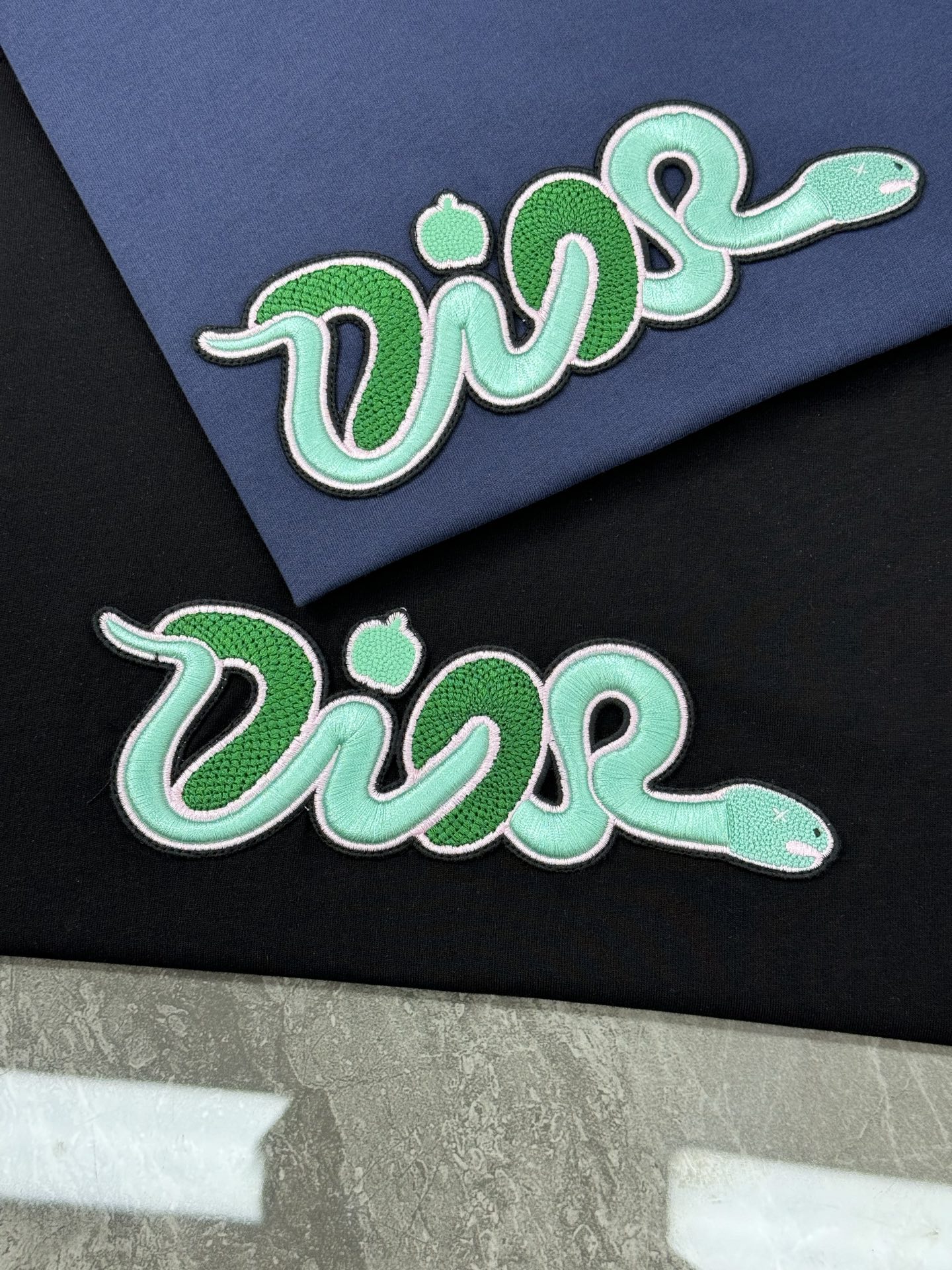 。🌾 DIO*R迪-奥25s新款潮牌情侣圆领T恤！胸口精致品牌字母图形绣花.立体有型.后背精致CD标签.