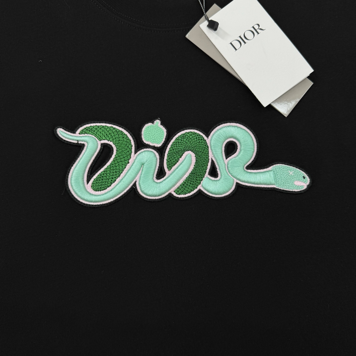 。🌾 DIO*R迪-奥25s新款潮牌情侣圆领T恤！胸口精致品牌字母图形绣花.立体有型.后背精致CD标签.