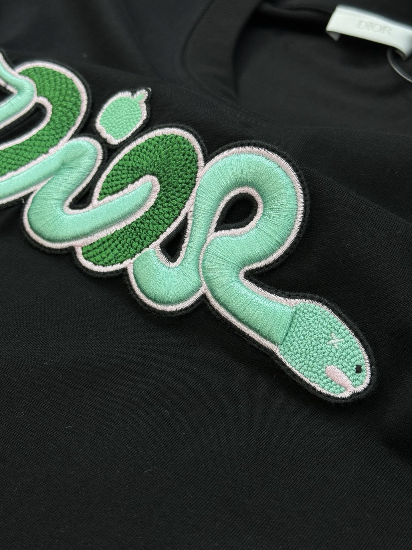 。🌾 DIO*R迪-奥25s新款潮牌情侣圆领T恤！胸口精致品牌字母图形绣花.立体有型.后背精致CD标签.