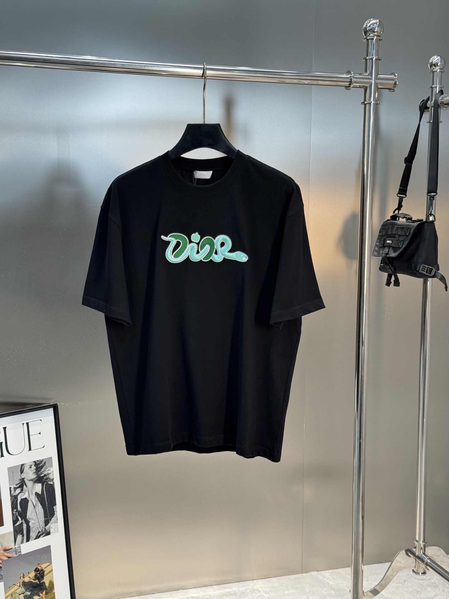 。🌾 DIO*R迪-奥25s新款潮牌情侣圆领T恤！胸口精致品牌字母图形绣花.立体有型.后背精致CD标签.