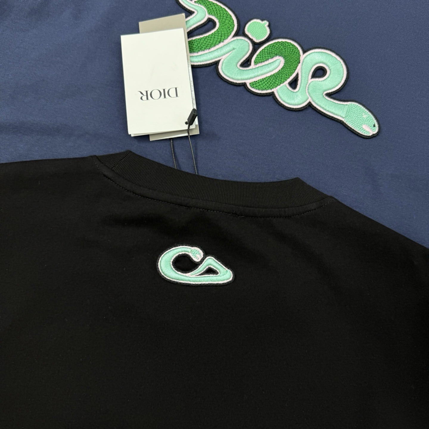 。🌾 DIO*R迪-奥25s新款潮牌情侣圆领T恤！胸口精致品牌字母图形绣花.立体有型.后背精致CD标签.