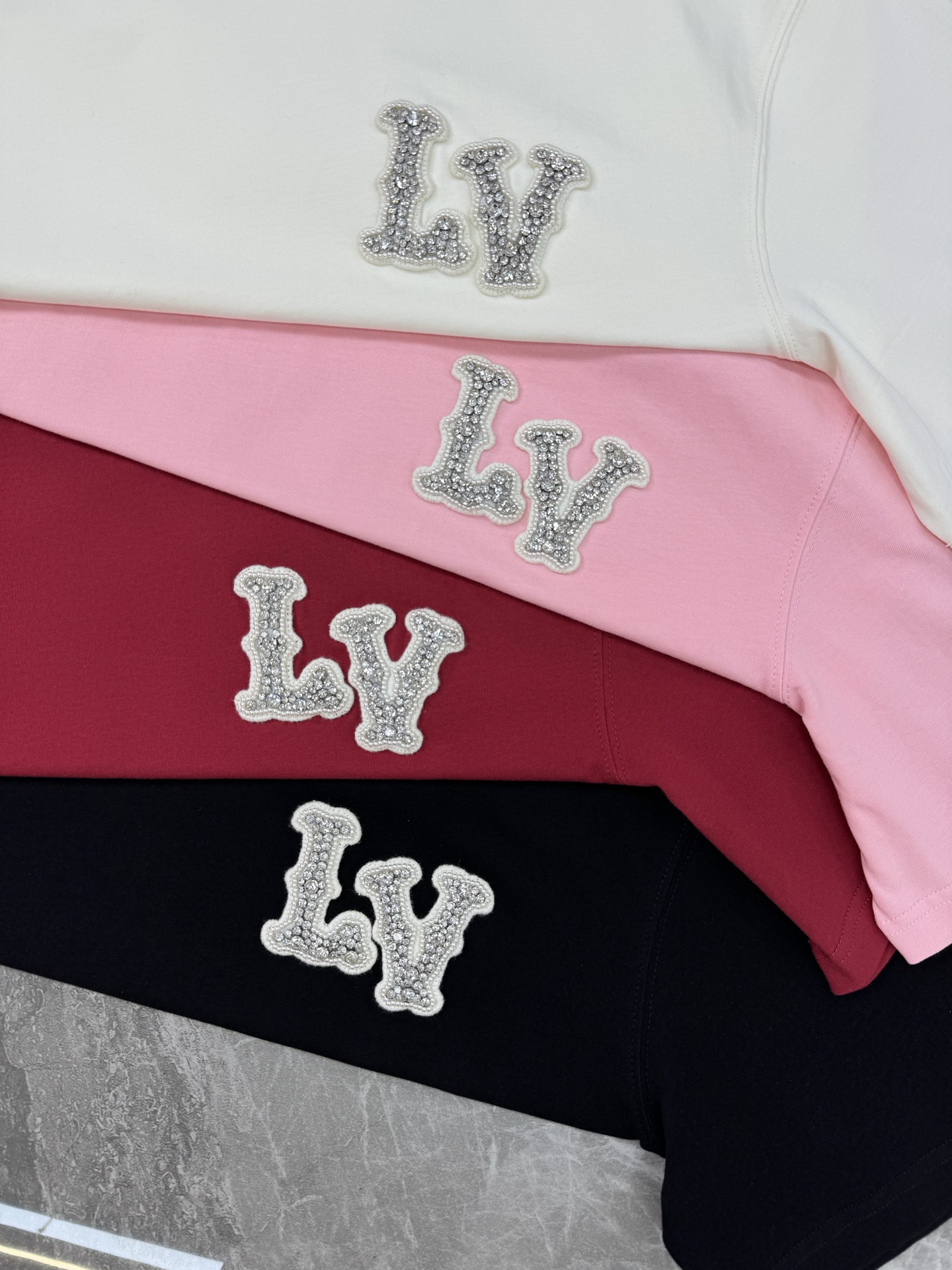 。🌾 驴牌*新款潮牌圆领T恤.可搭配套装.宽松版型.男女同款推荐！走秀款.简单基础又不失奢华的搭配组合.