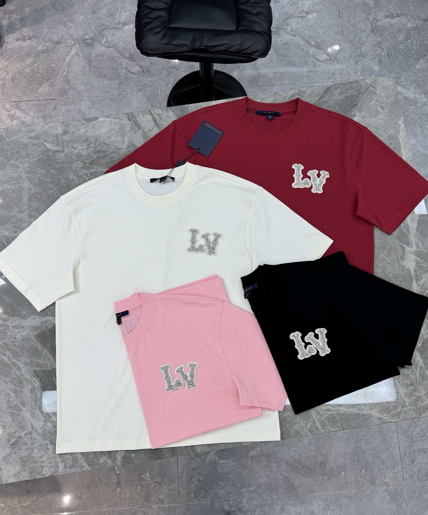 。🌾 驴牌*新款潮牌圆领T恤.可搭配套装.宽松版型.男女同款推荐！走秀款.简单基础又不失奢华的搭配组合.