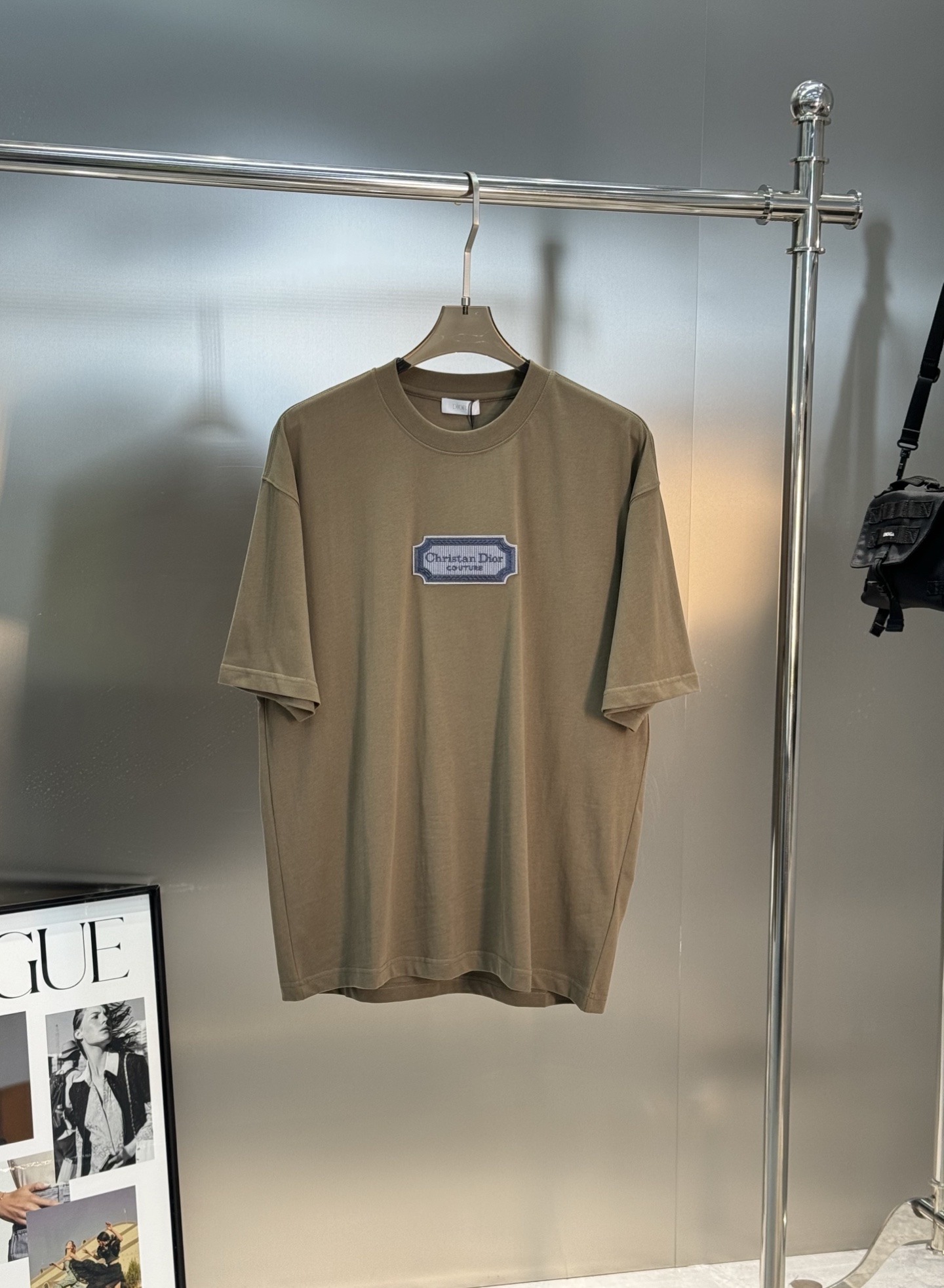 。🌾 Dior*迪奥潮牌新款潮牌T恤.男女同款❤️经典刀片字母造型.立体刺绣🪡工艺.视觉感受超前！悬垂感