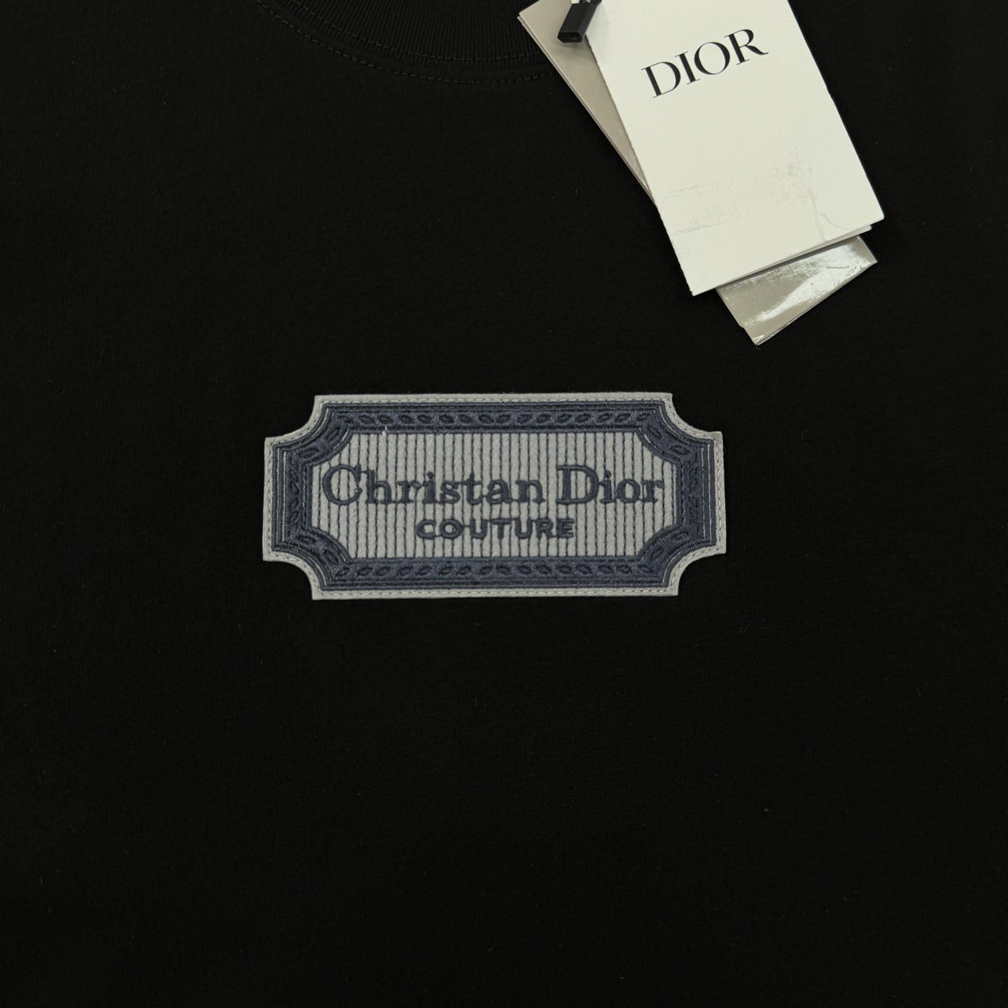 。🌾 Dior*迪奥潮牌新款潮牌T恤.男女同款❤️经典刀片字母造型.立体刺绣🪡工艺.视觉感受超前！悬垂感