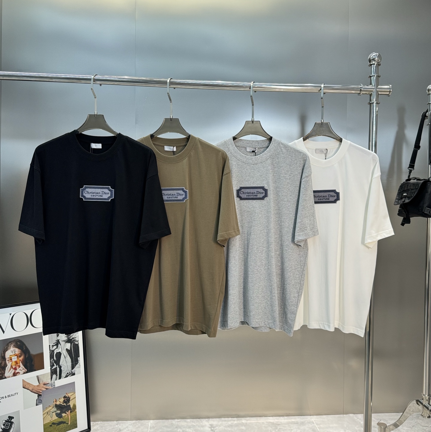 。🌾 Dior*迪奥潮牌新款潮牌T恤.男女同款❤️经典刀片字母造型.立体刺绣🪡工艺.视觉感受超前！悬垂感