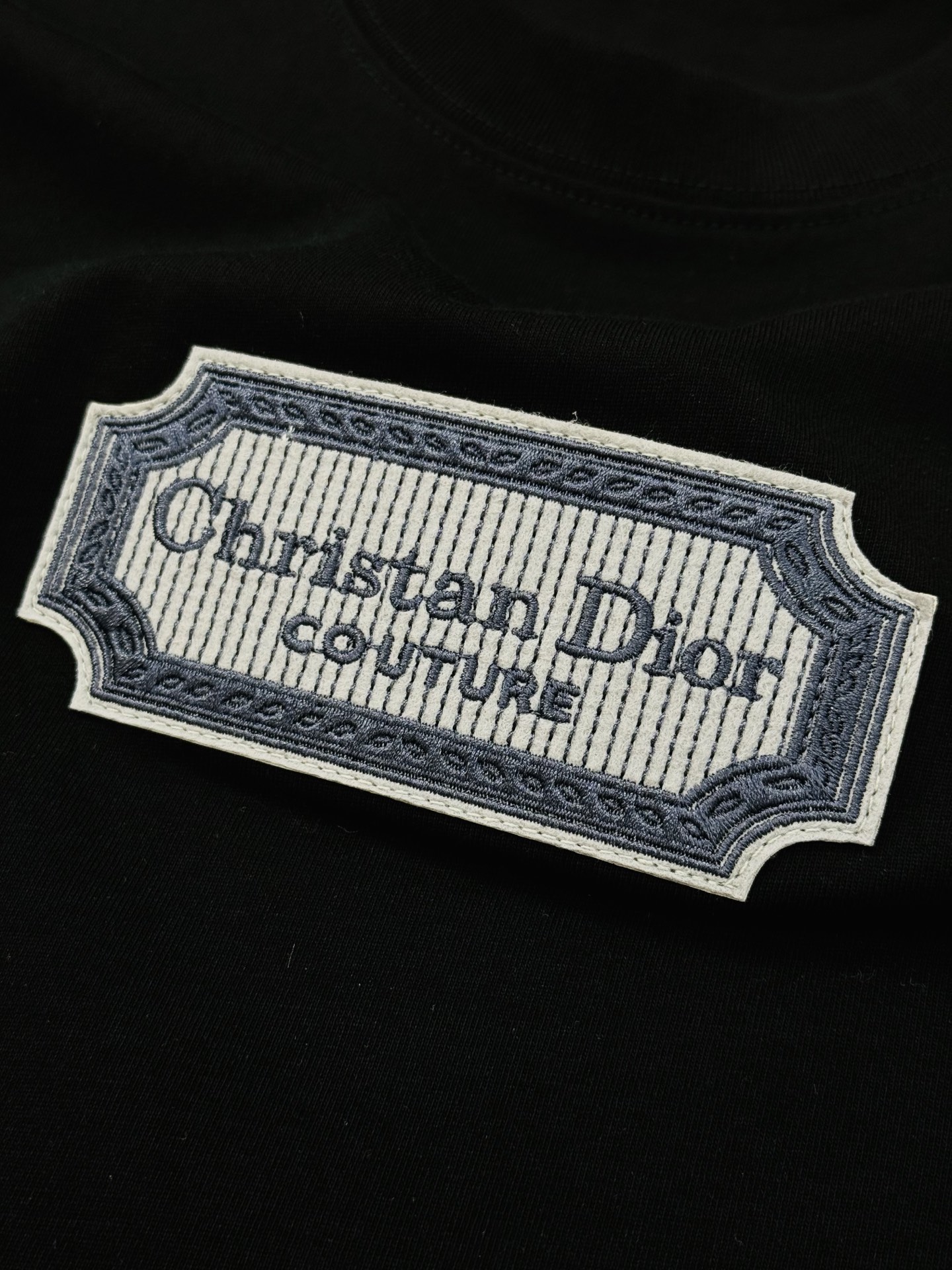 。🌾 Dior*迪奥潮牌新款潮牌T恤.男女同款❤️经典刀片字母造型.立体刺绣🪡工艺.视觉感受超前！悬垂感