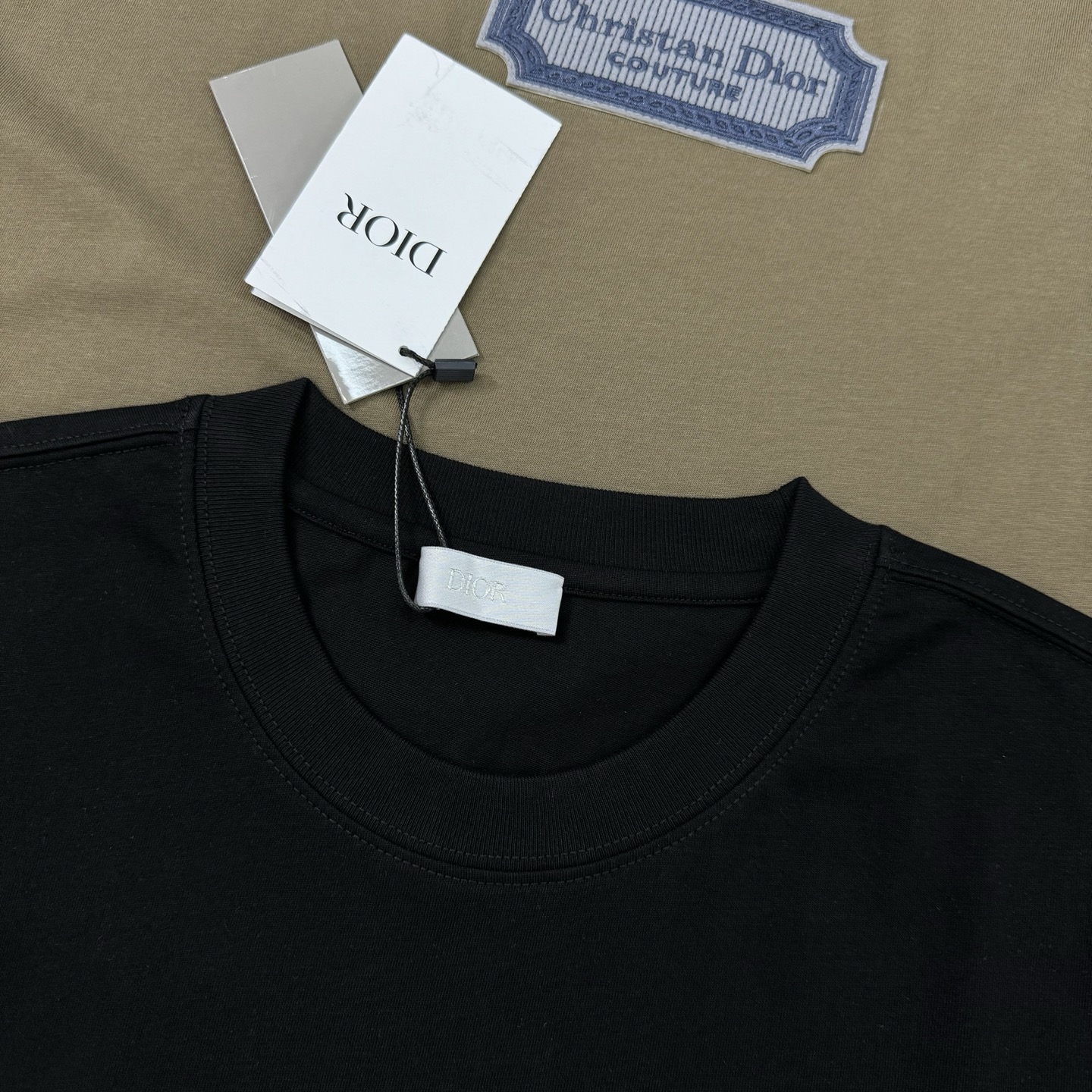 。🌾 Dior*迪奥潮牌新款潮牌T恤.男女同款❤️经典刀片字母造型.立体刺绣🪡工艺.视觉感受超前！悬垂感