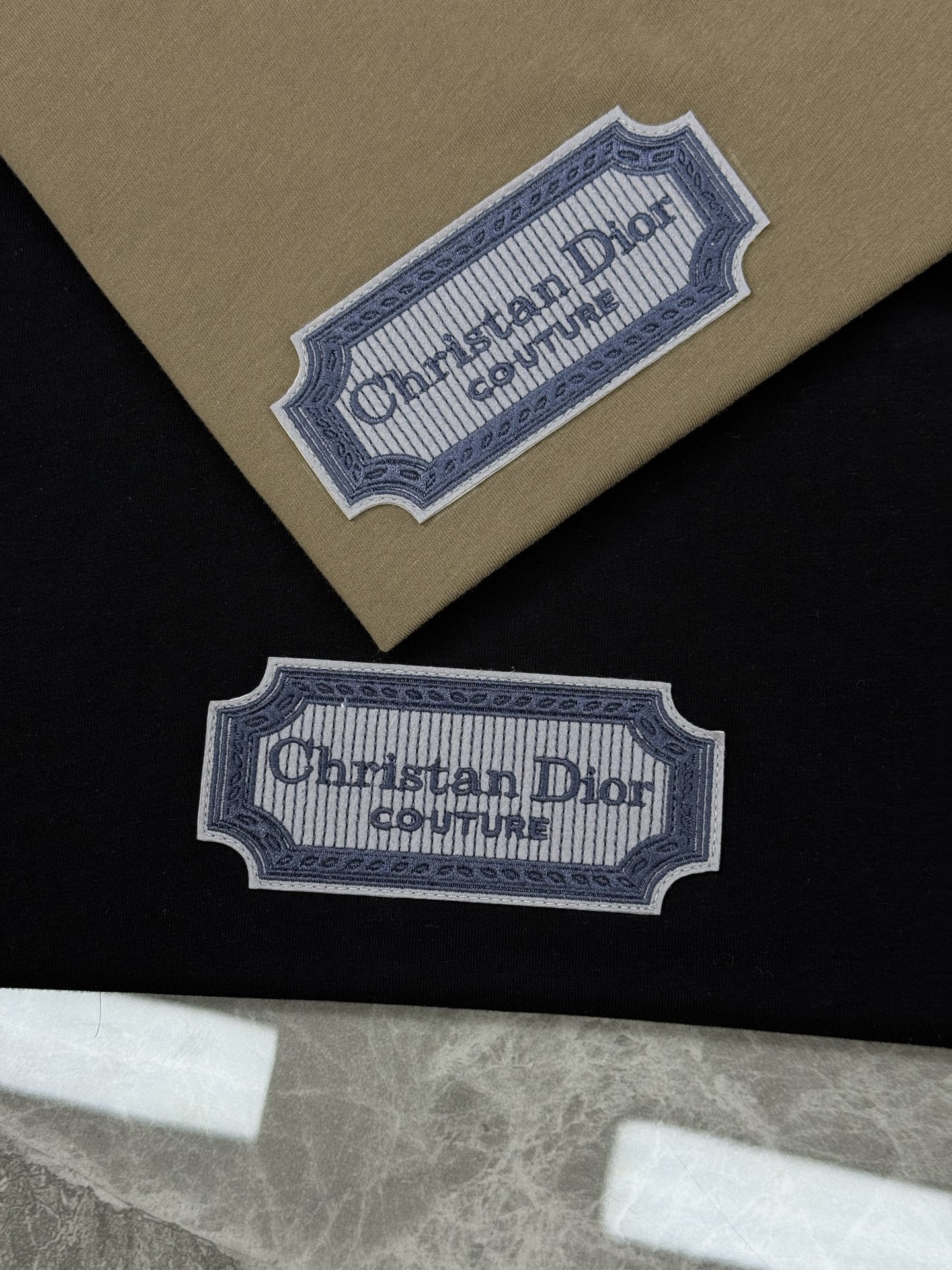 。🌾 Dior*迪奥潮牌新款潮牌T恤.男女同款❤️经典刀片字母造型.立体刺绣🪡工艺.视觉感受超前！悬垂感