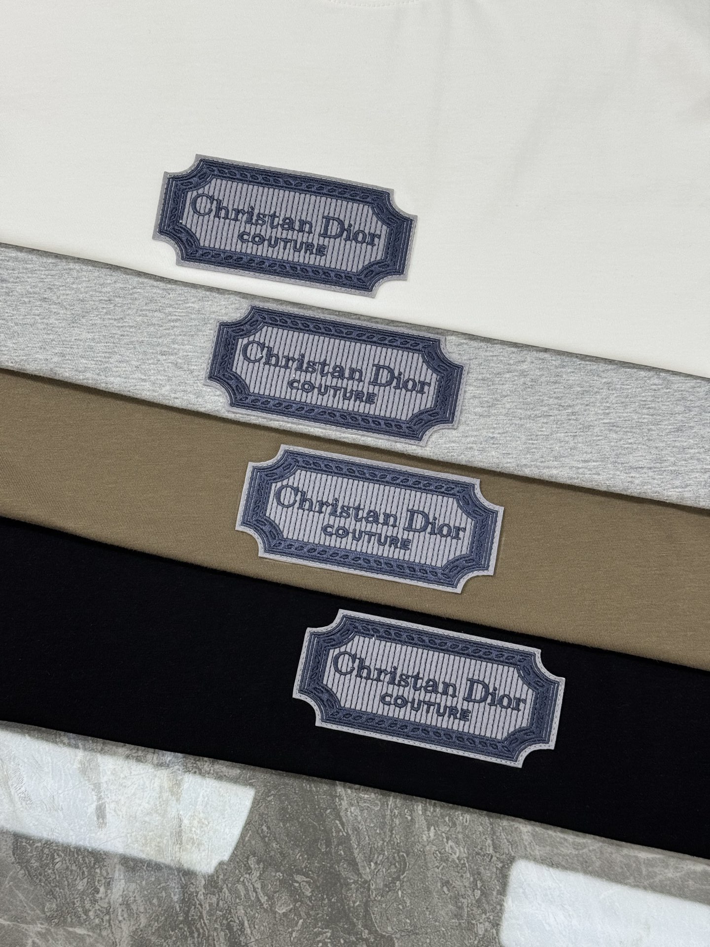 。🌾 Dior*迪奥潮牌新款潮牌T恤.男女同款❤️经典刀片字母造型.立体刺绣🪡工艺.视觉感受超前！悬垂感