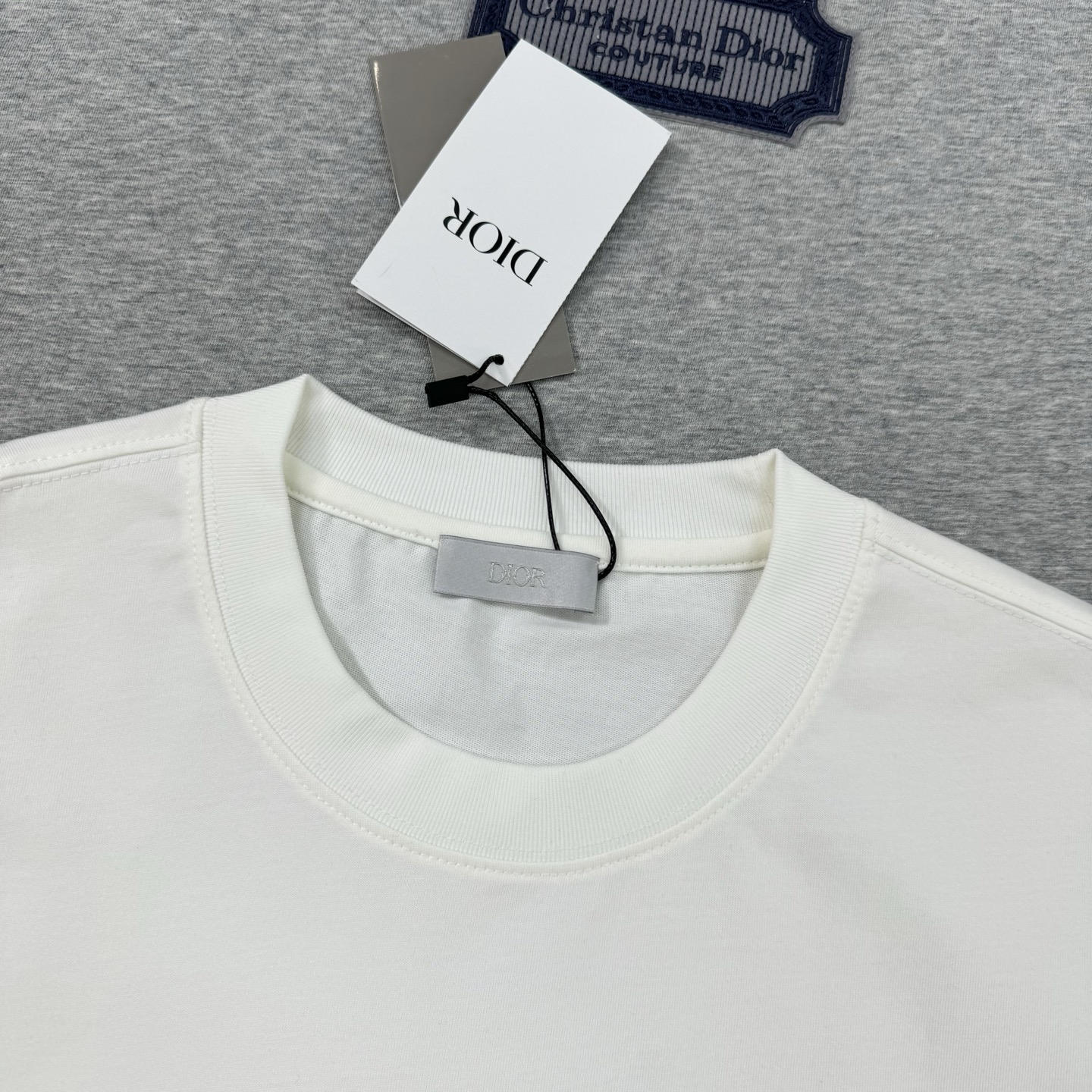 。🌾 Dior*迪奥潮牌新款潮牌T恤.男女同款❤️经典刀片字母造型.立体刺绣🪡工艺.视觉感受超前！悬垂感