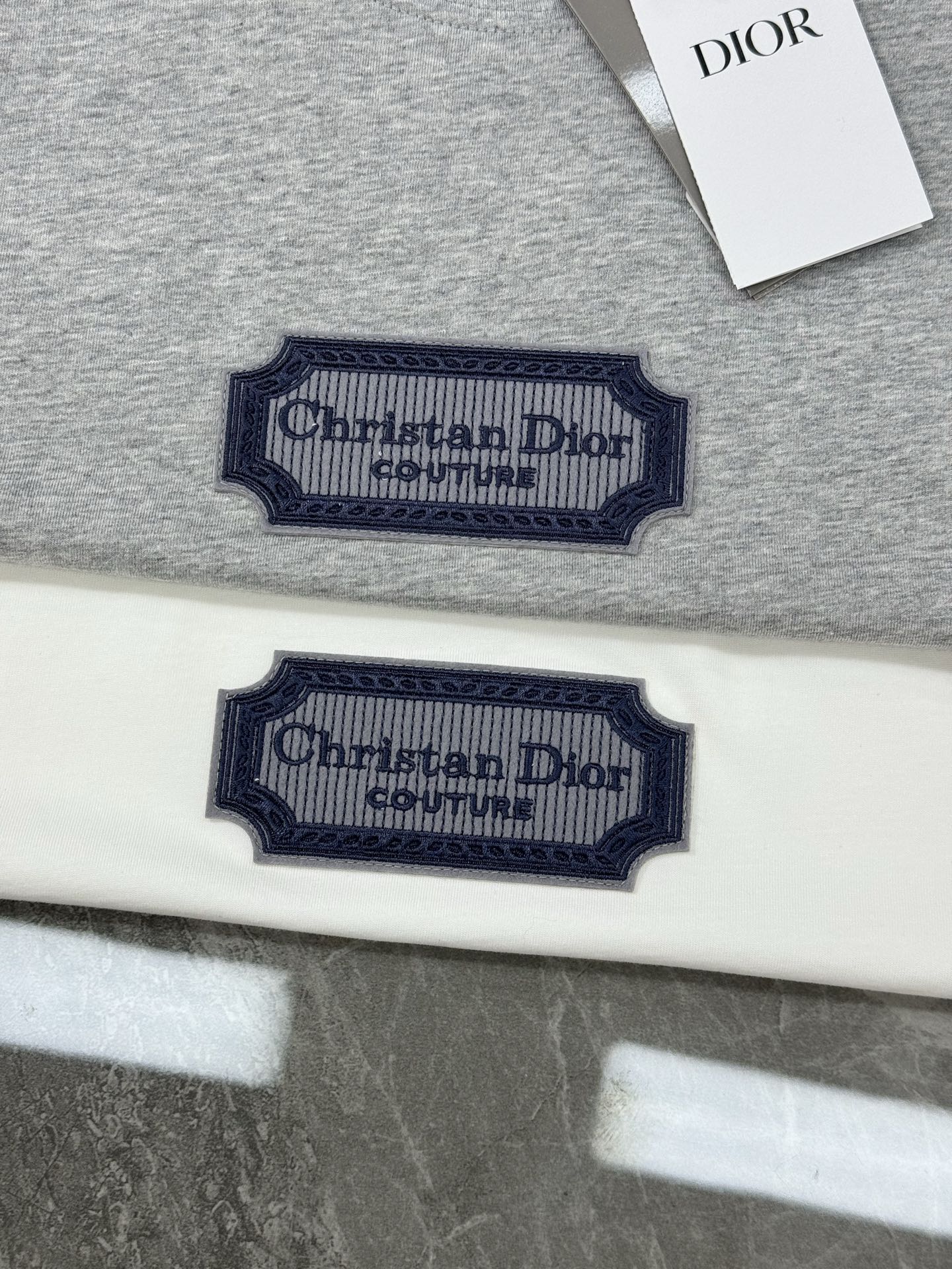 。🌾 Dior*迪奥潮牌新款潮牌T恤.男女同款❤️经典刀片字母造型.立体刺绣🪡工艺.视觉感受超前！悬垂感