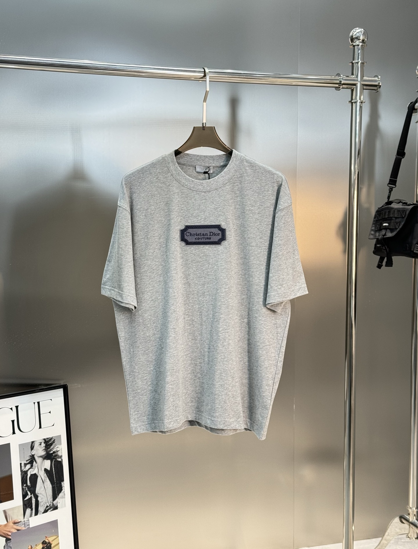 。🌾 Dior*迪奥潮牌新款潮牌T恤.男女同款❤️经典刀片字母造型.立体刺绣🪡工艺.视觉感受超前！悬垂感