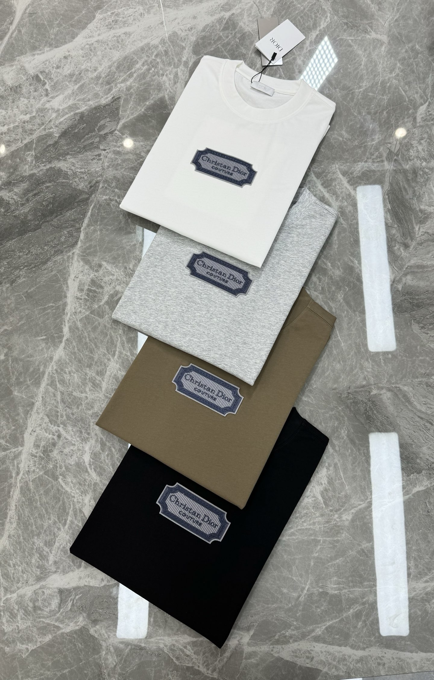 。🌾 Dior*迪奥潮牌新款潮牌T恤.男女同款❤️经典刀片字母造型.立体刺绣🪡工艺.视觉感受超前！悬垂感