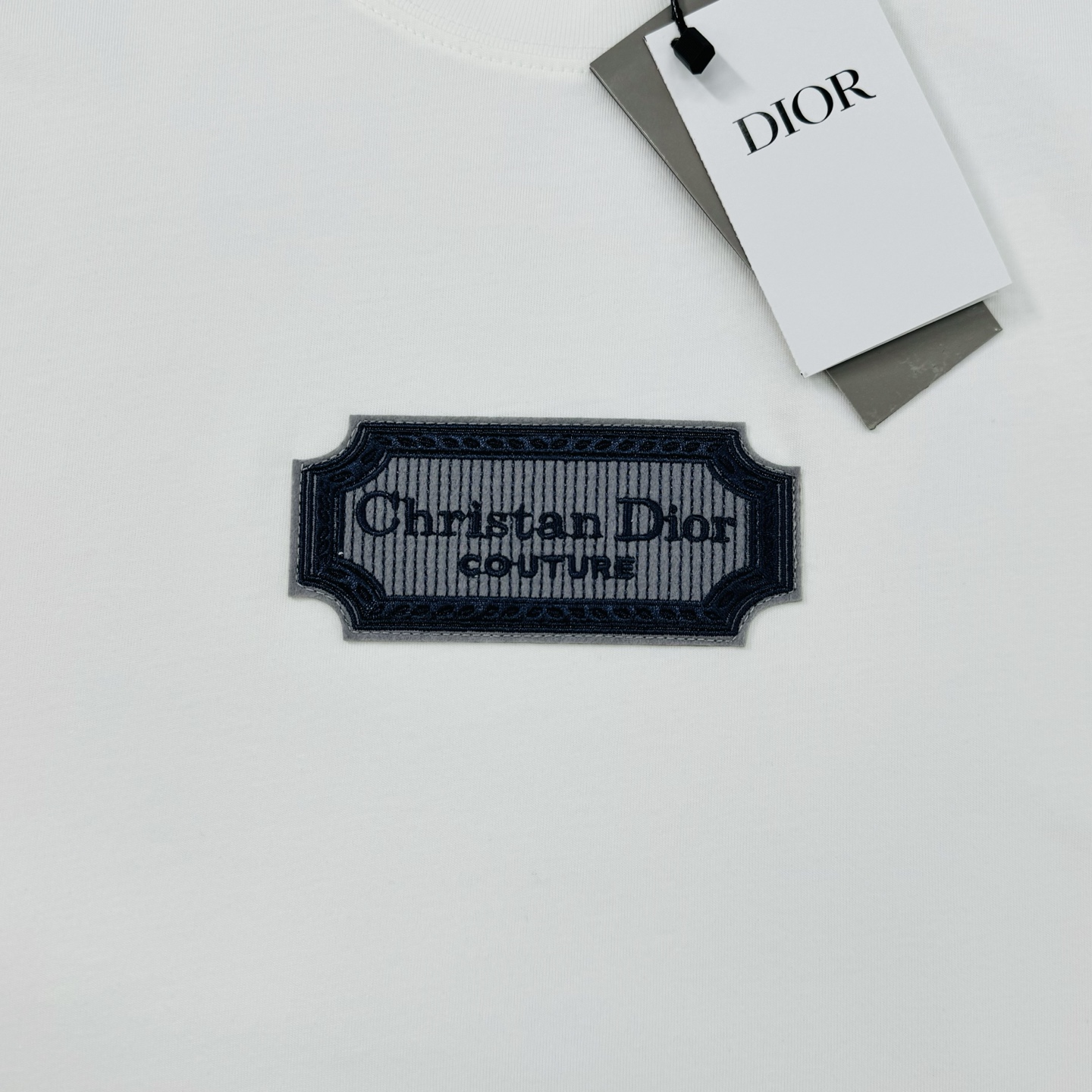 。🌾 Dior*迪奥潮牌新款潮牌T恤.男女同款❤️经典刀片字母造型.立体刺绣🪡工艺.视觉感受超前！悬垂感