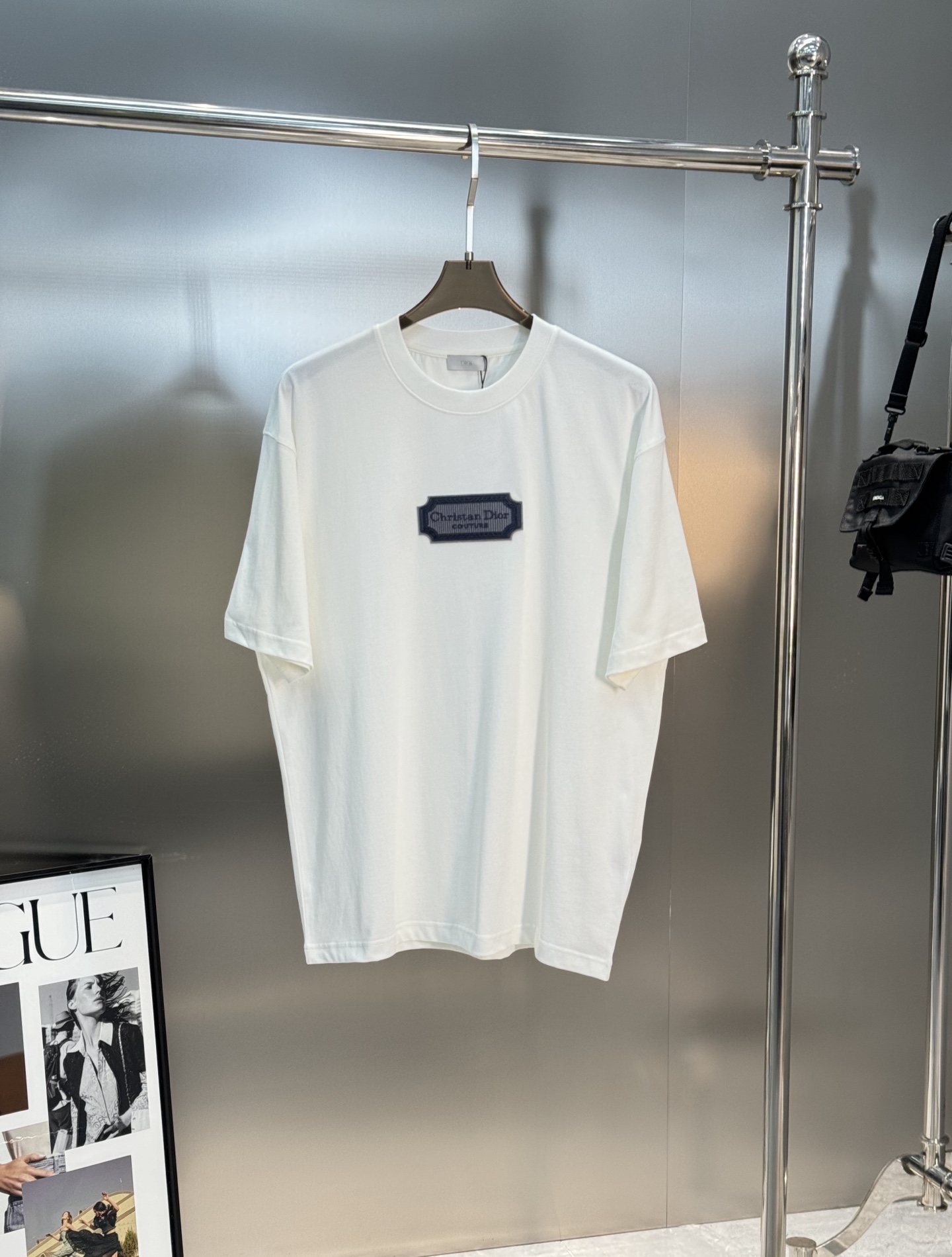 。🌾 Dior*迪奥潮牌新款潮牌T恤.男女同款❤️经典刀片字母造型.立体刺绣🪡工艺.视觉感受超前！悬垂感