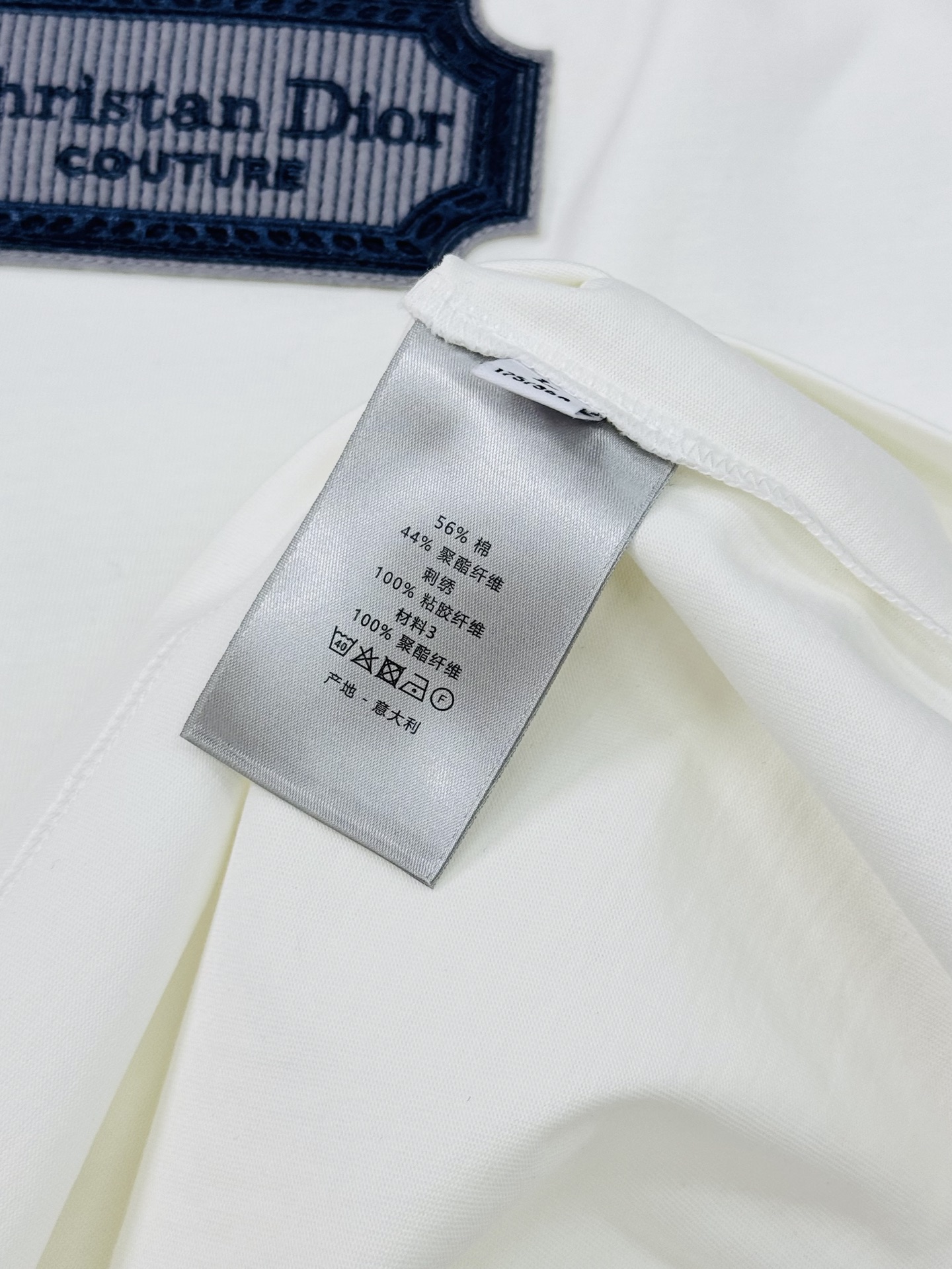 。🌾 Dior*迪奥潮牌新款潮牌T恤.男女同款❤️经典刀片字母造型.立体刺绣🪡工艺.视觉感受超前！悬垂感