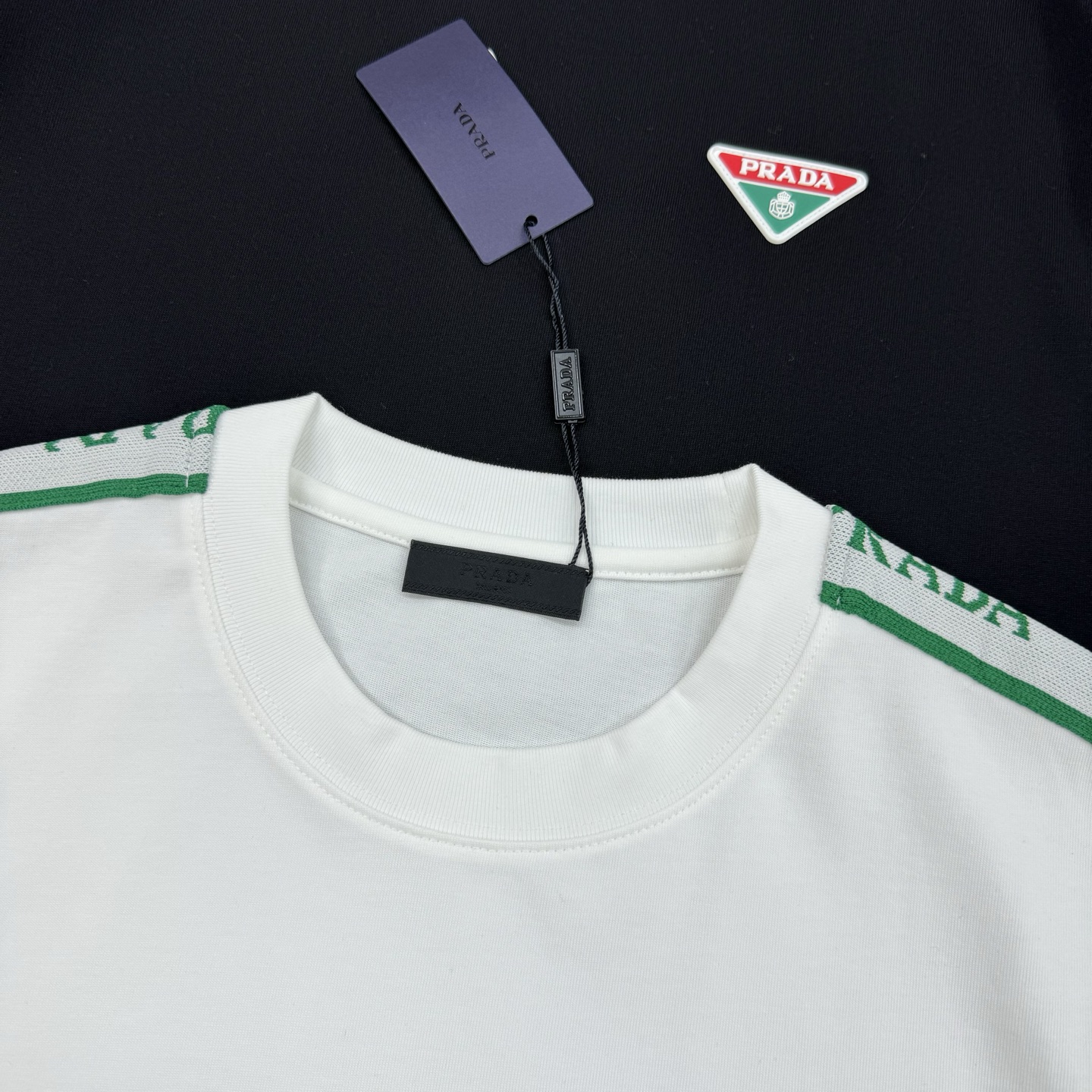 。🌾 PRADA*普拉达新款潮牌T恤.男女同款❤️宽松版型.可搭配套装.肩部选用新款织带定制设计.凸凹感