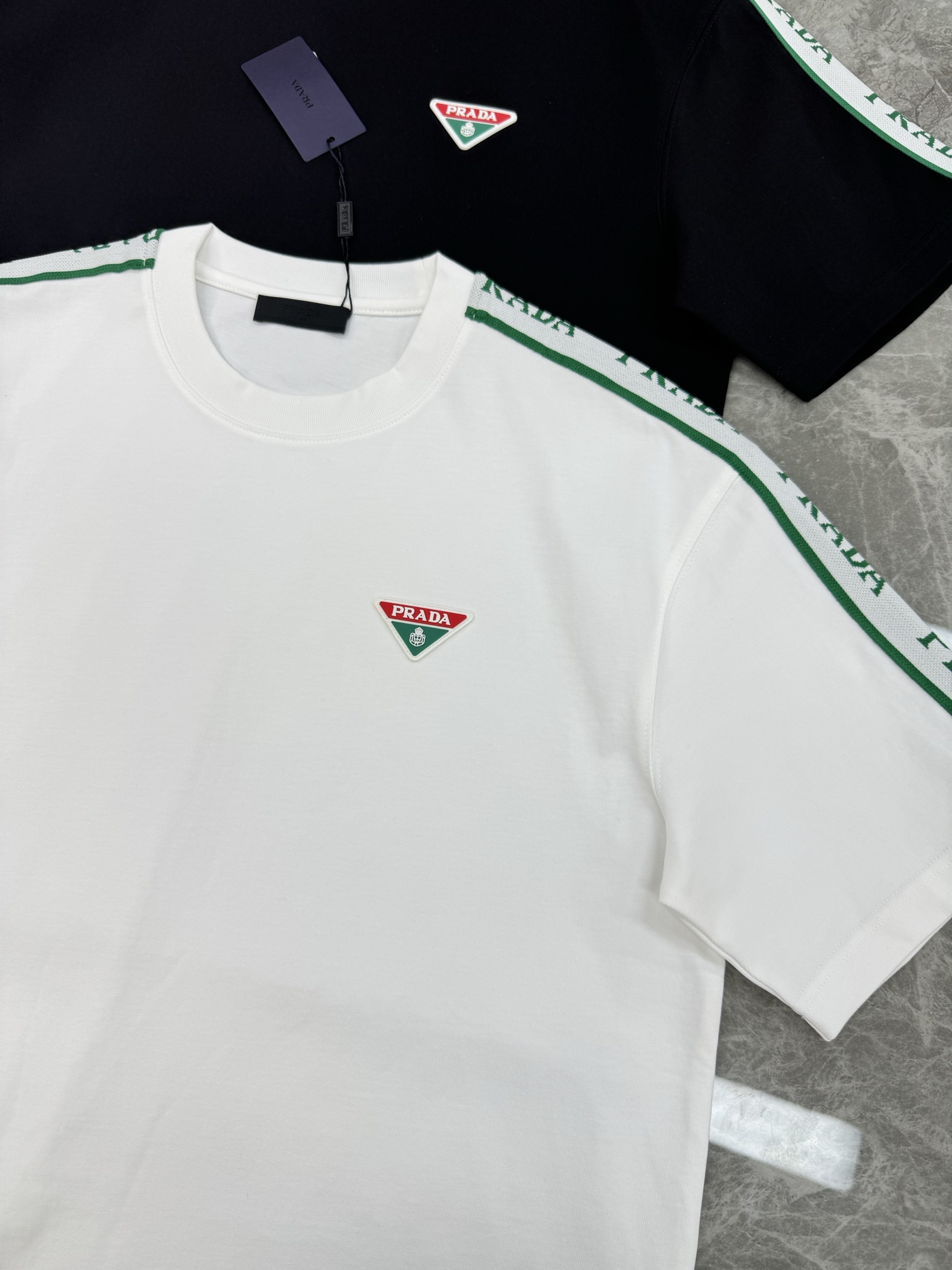 。🌾 PRADA*普拉达新款潮牌T恤.男女同款❤️宽松版型.可搭配套装.肩部选用新款织带定制设计.凸凹感