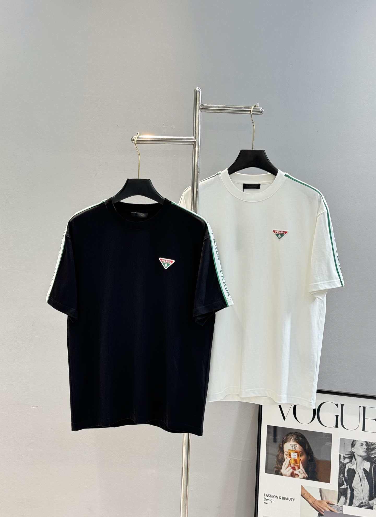 。🌾 PRADA*普拉达新款潮牌T恤.男女同款❤️宽松版型.可搭配套装.肩部选用新款织带定制设计.凸凹感