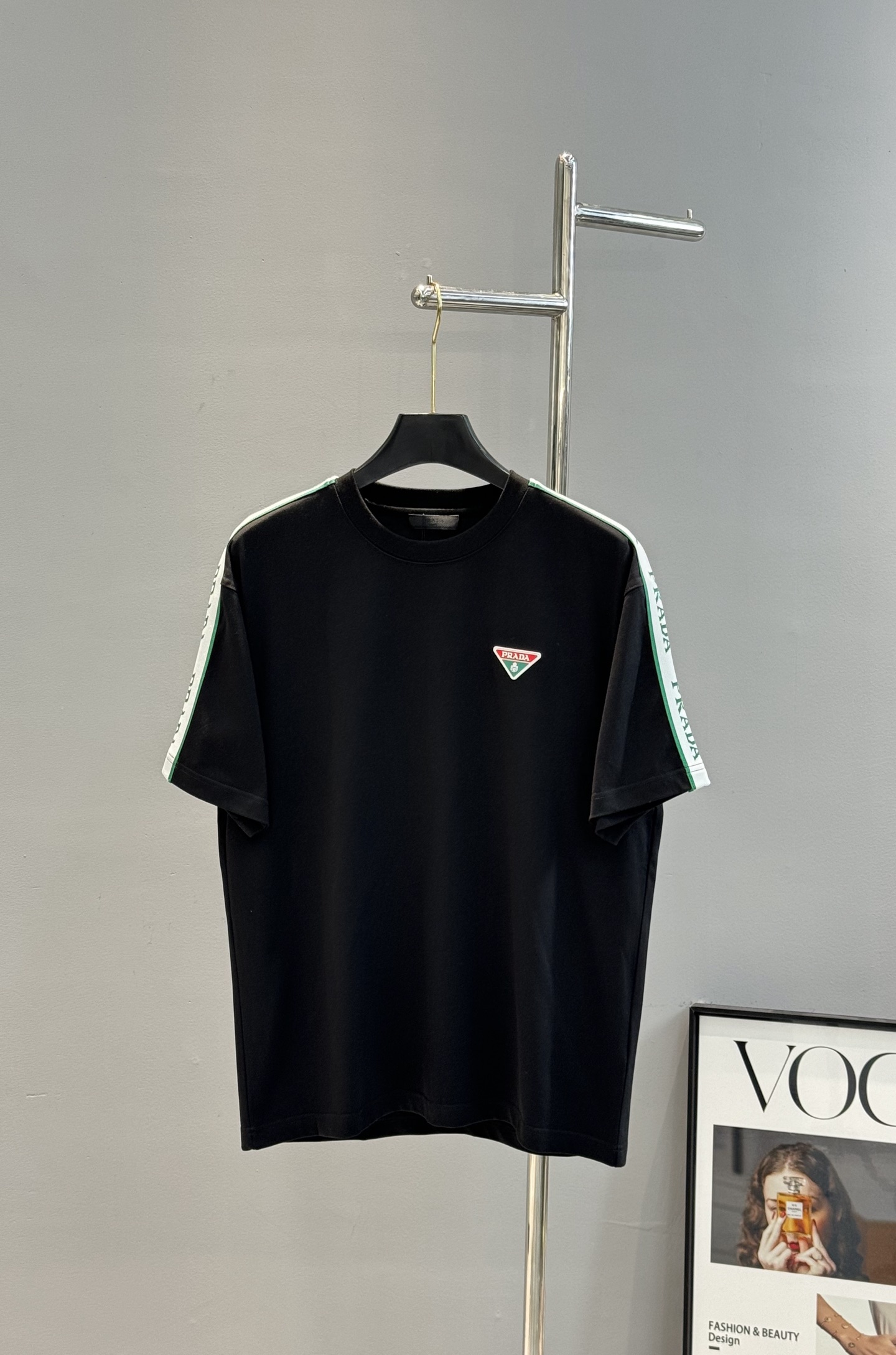 。🌾 PRADA*普拉达新款潮牌T恤.男女同款❤️宽松版型.可搭配套装.肩部选用新款织带定制设计.凸凹感