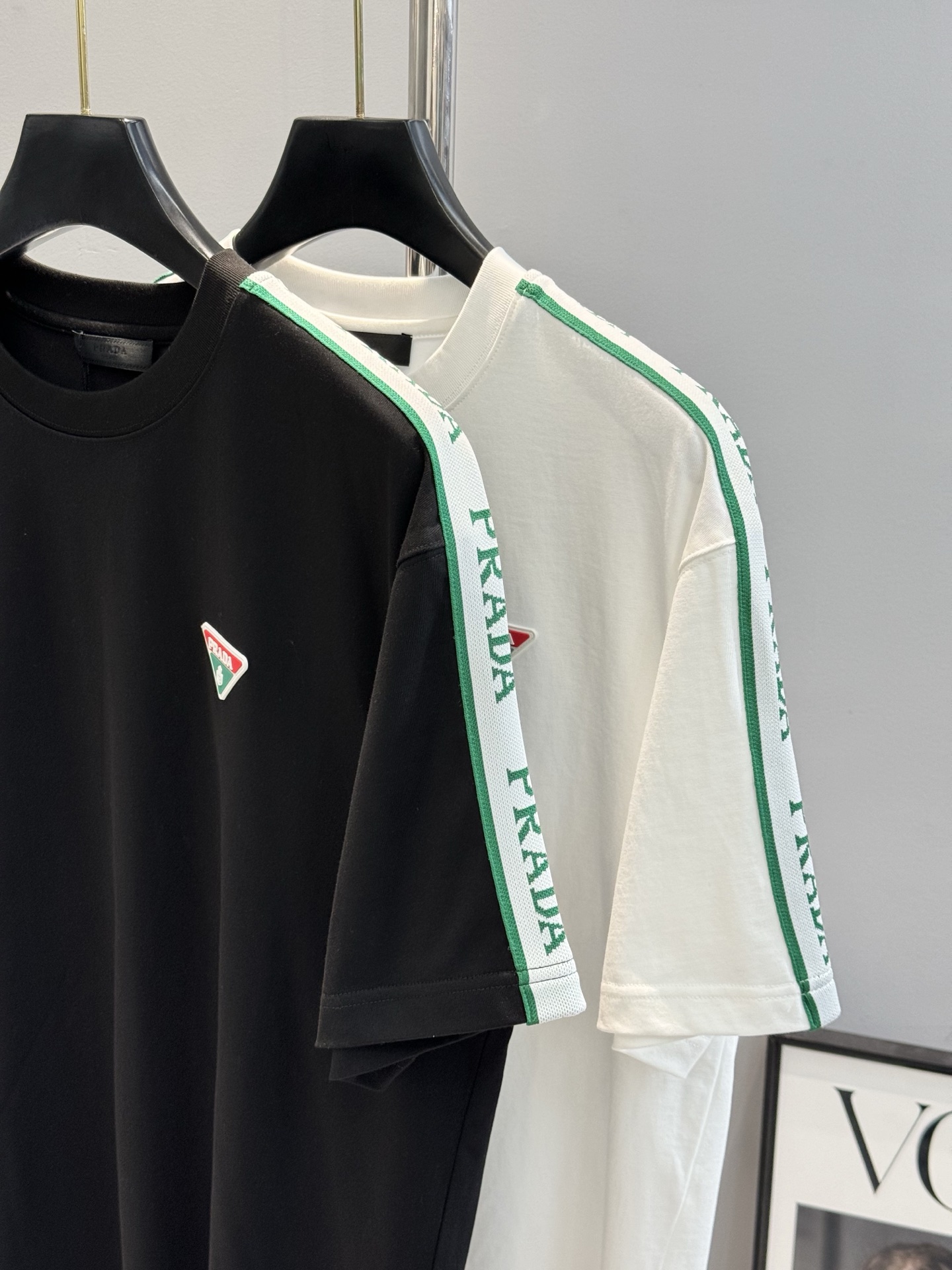 。🌾 PRADA*普拉达新款潮牌T恤.男女同款❤️宽松版型.可搭配套装.肩部选用新款织带定制设计.凸凹感