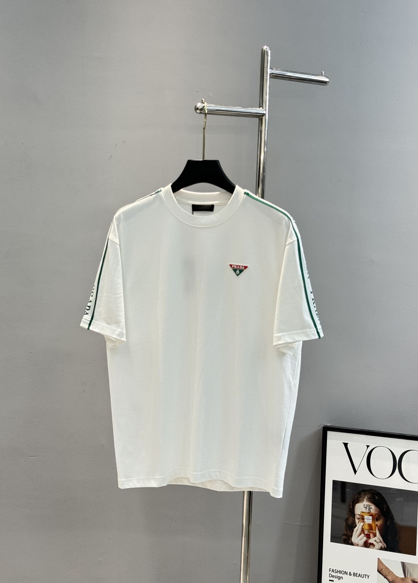。🌾 PRADA*普拉达新款潮牌T恤.男女同款❤️宽松版型.可搭配套装.肩部选用新款织带定制设计.凸凹感