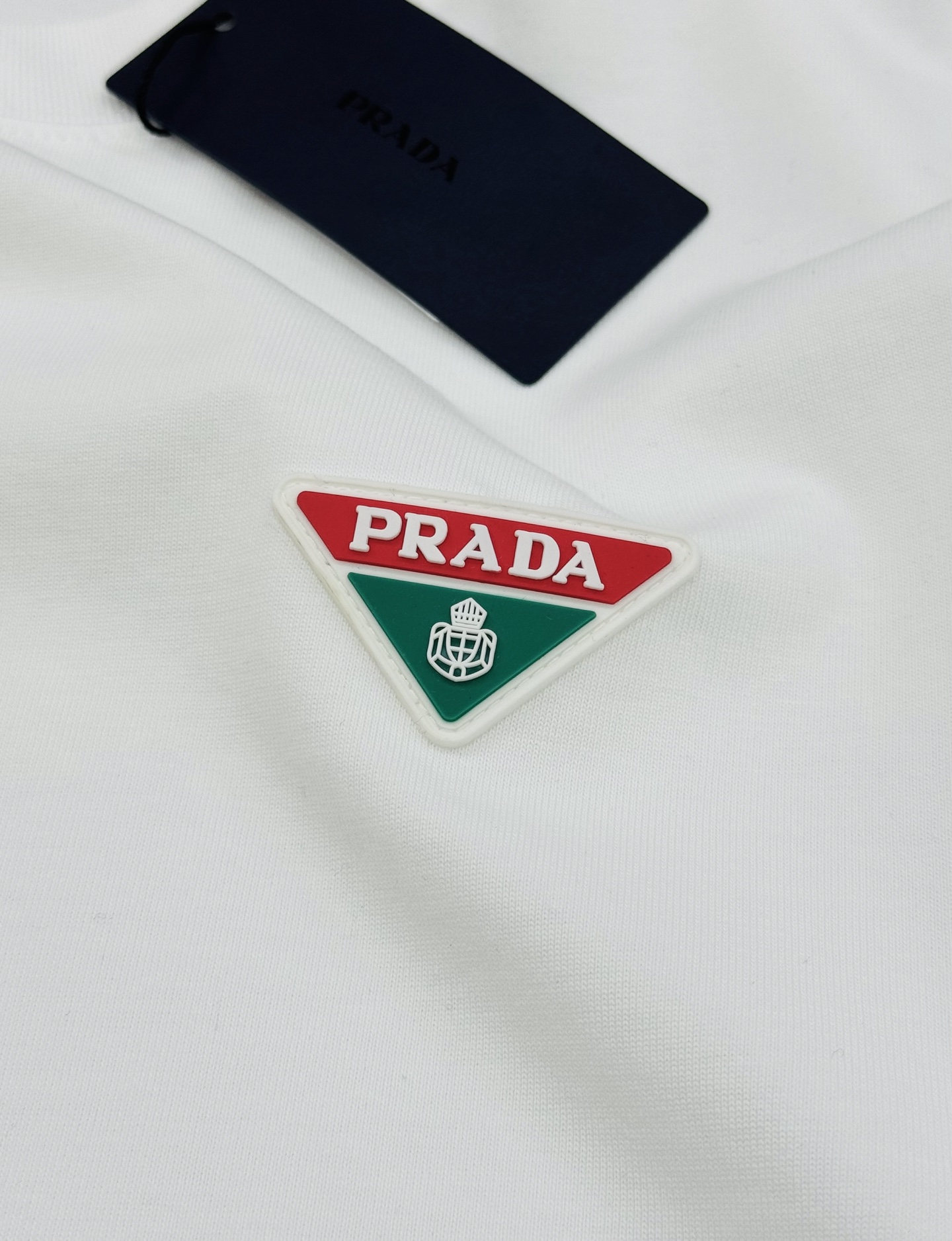 。🌾 PRADA*普拉达新款潮牌T恤.男女同款❤️宽松版型.可搭配套装.肩部选用新款织带定制设计.凸凹感