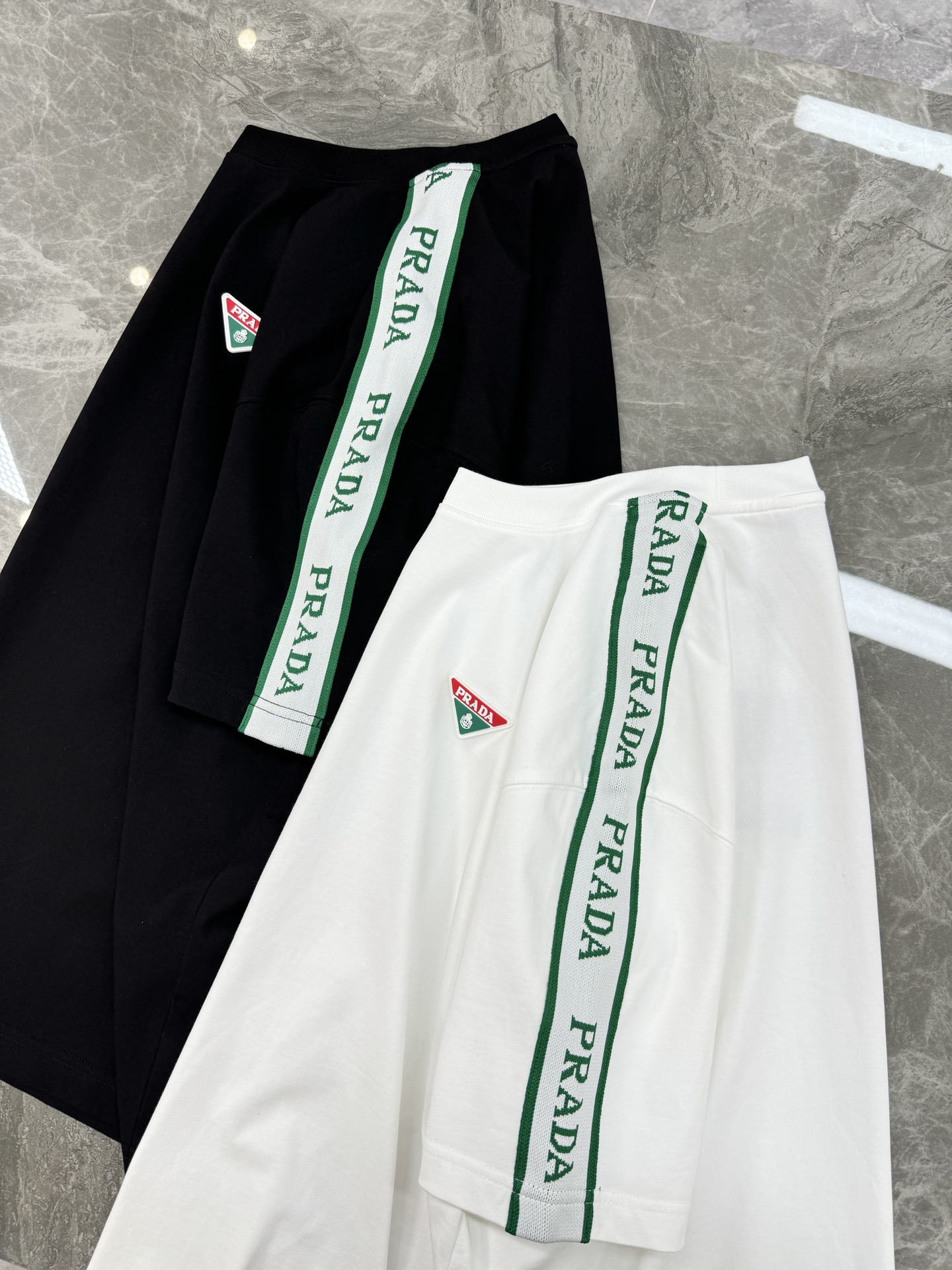 。🌾 PRADA*普拉达新款潮牌T恤.男女同款❤️宽松版型.可搭配套装.肩部选用新款织带定制设计.凸凹感