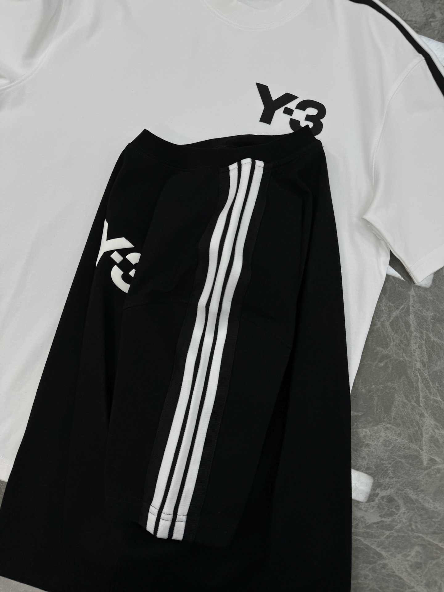 。🌾 Y-3*山本耀司超高品”新款潮牌休闲T恤.男女同款❤️休闲运动风格.y3新推系列将条纹织带巧妙融入