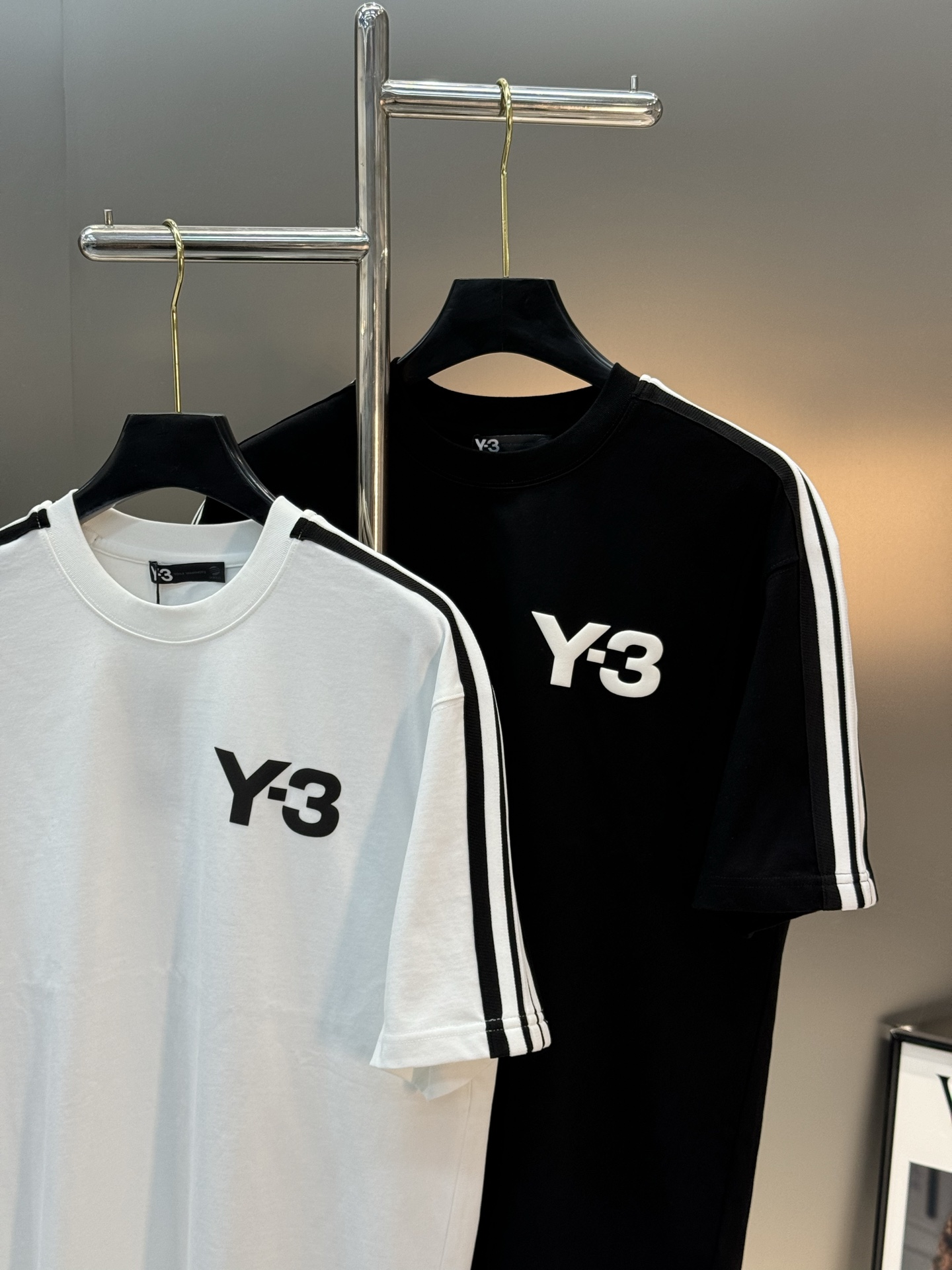 。🌾 Y-3*山本耀司超高品”新款潮牌休闲T恤.男女同款❤️休闲运动风格.y3新推系列将条纹织带巧妙融入