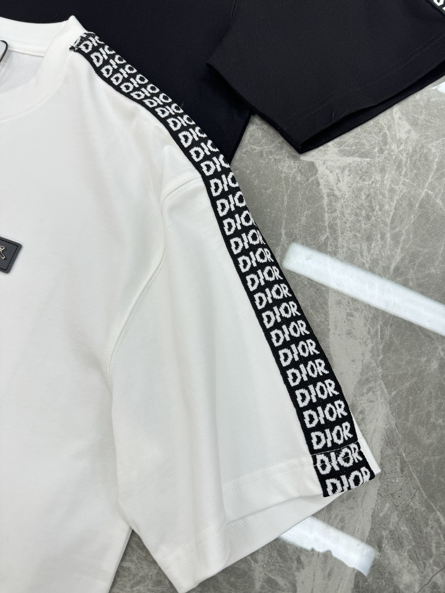 。🌾 Dio*r迪奥新款潮牌T恤.男女同款❤️休闲运动风格.经典大牌新推系列将条纹dior织带巧妙融入运
