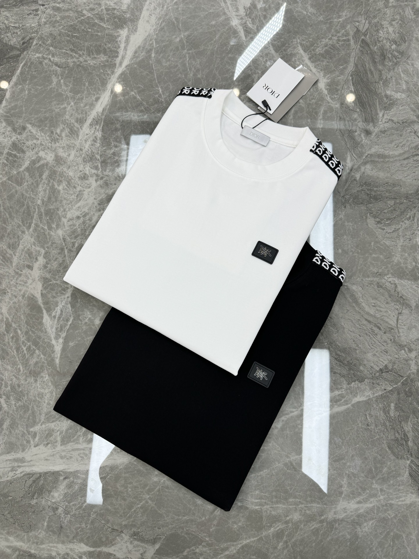 。🌾 Dio*r迪奥新款潮牌T恤.男女同款❤️休闲运动风格.经典大牌新推系列将条纹dior织带巧妙融入运