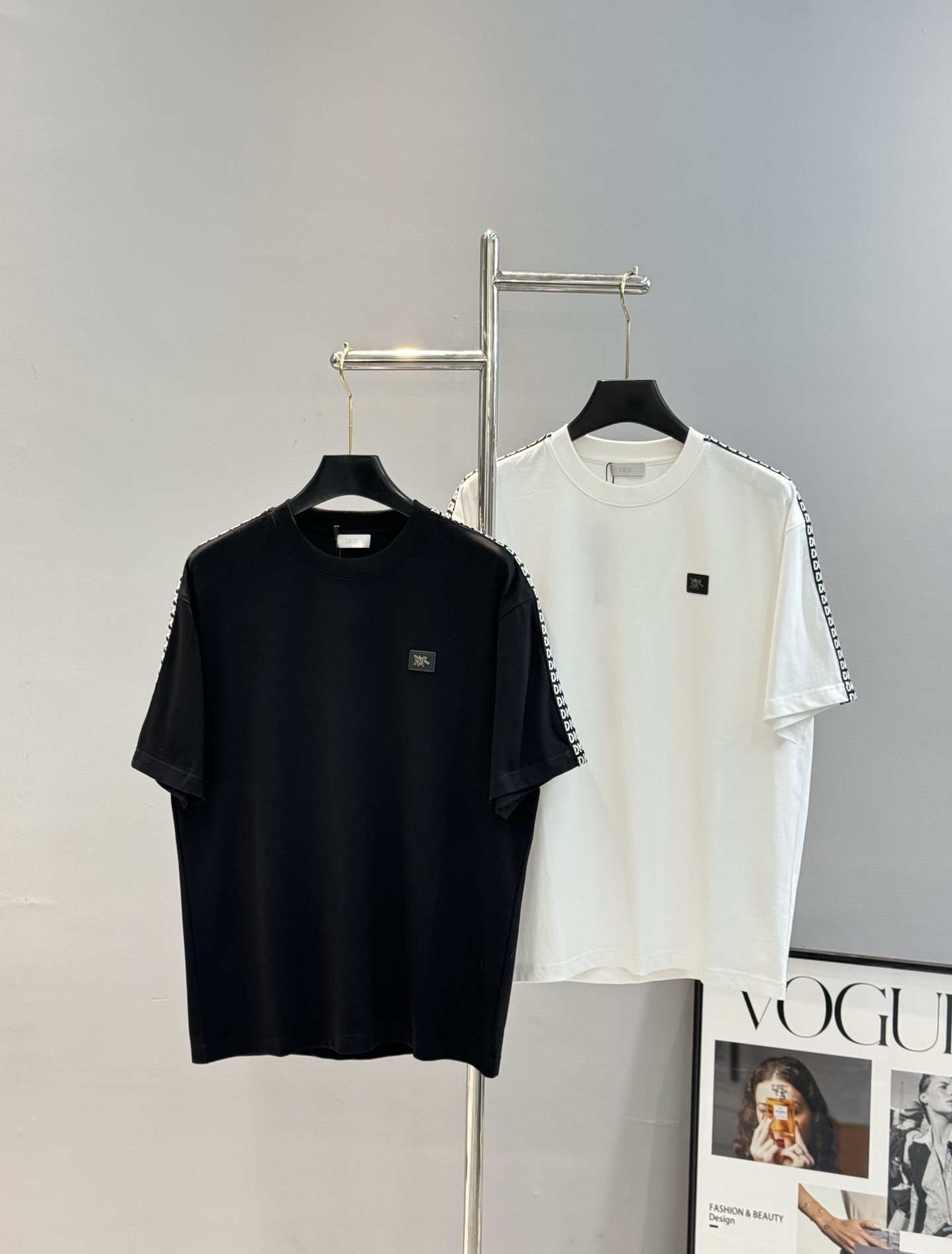 。🌾 Dio*r迪奥新款潮牌T恤.男女同款❤️休闲运动风格.经典大牌新推系列将条纹dior织带巧妙融入运