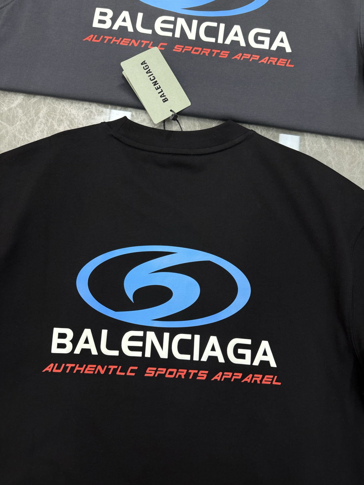 。🌾 Balenciag*巴黎世家新款潮牌T恤.男女同款！os版型真的很迷人.品牌图形字母烫画设计.双面