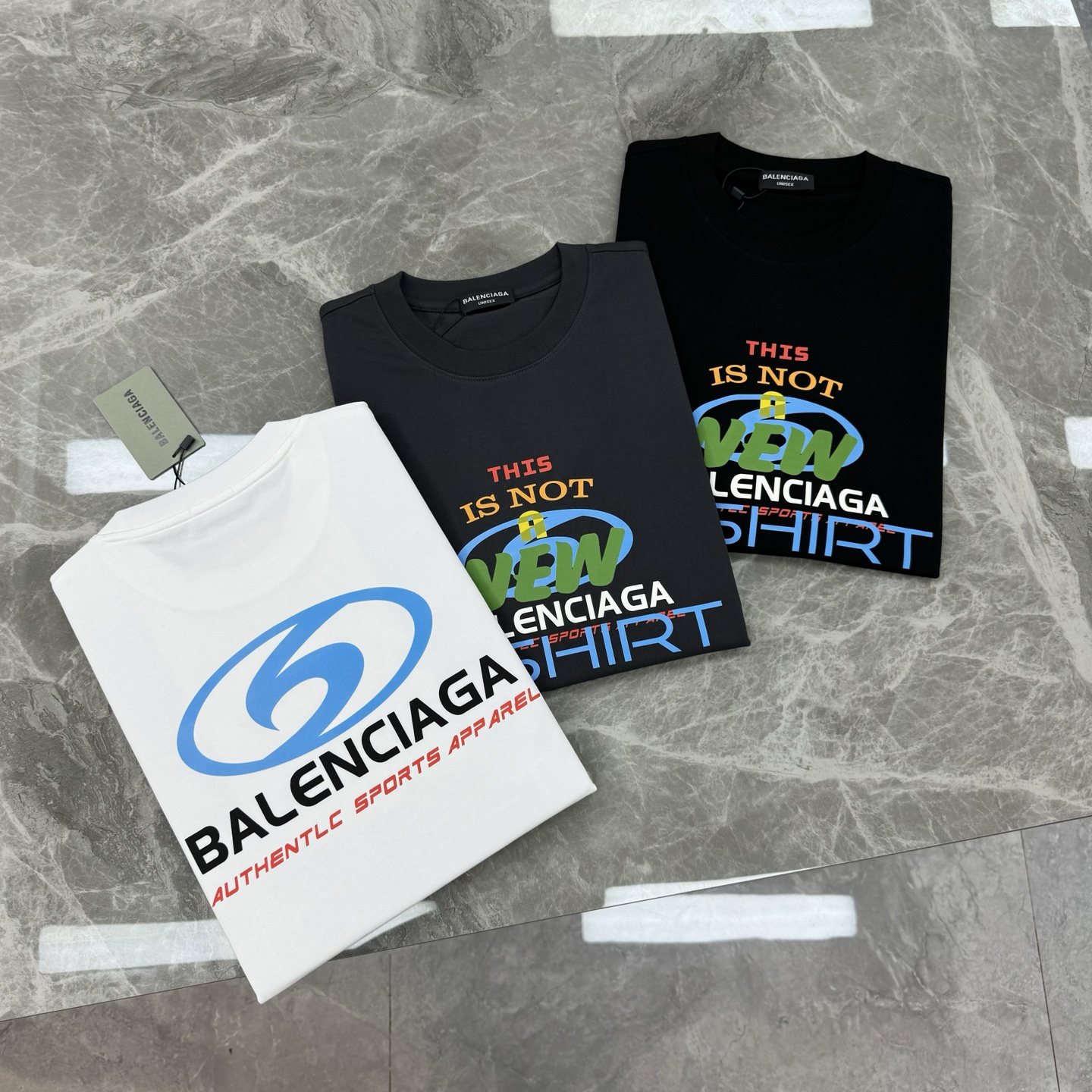 。🌾 Balenciag*巴黎世家新款潮牌T恤.男女同款！os版型真的很迷人.品牌图形字母烫画设计.双面