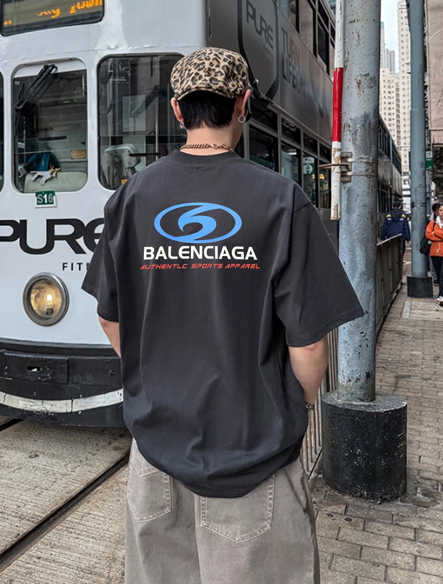 。🌾 Balenciag*巴黎世家新款潮牌T恤.男女同款！os版型真的很迷人.品牌图形字母烫画设计.双面